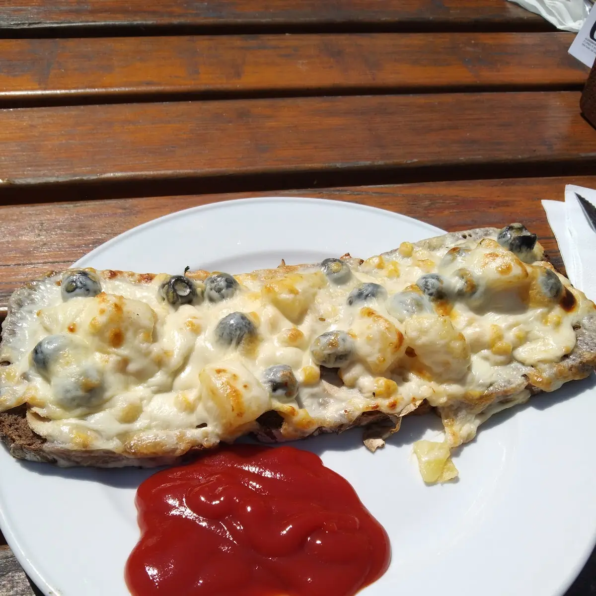 Schwarzbrottoast Mit Oliven Champions Und Ananas
