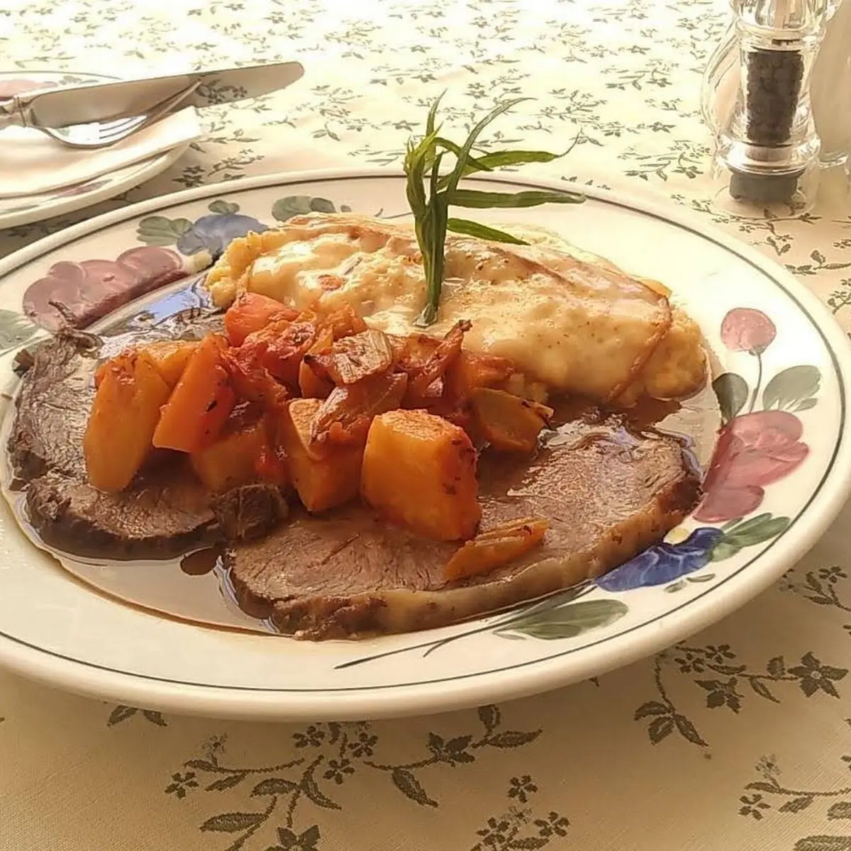 Geschmortes Schulterscherzel Vom Schneebergrind Mit Rauchpolenta Und Ofengemüse