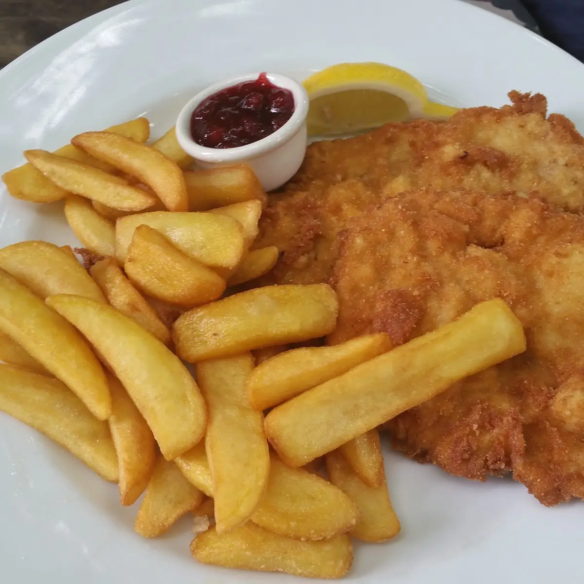Schnitzel Mit Pommes Und Preiselbeeren