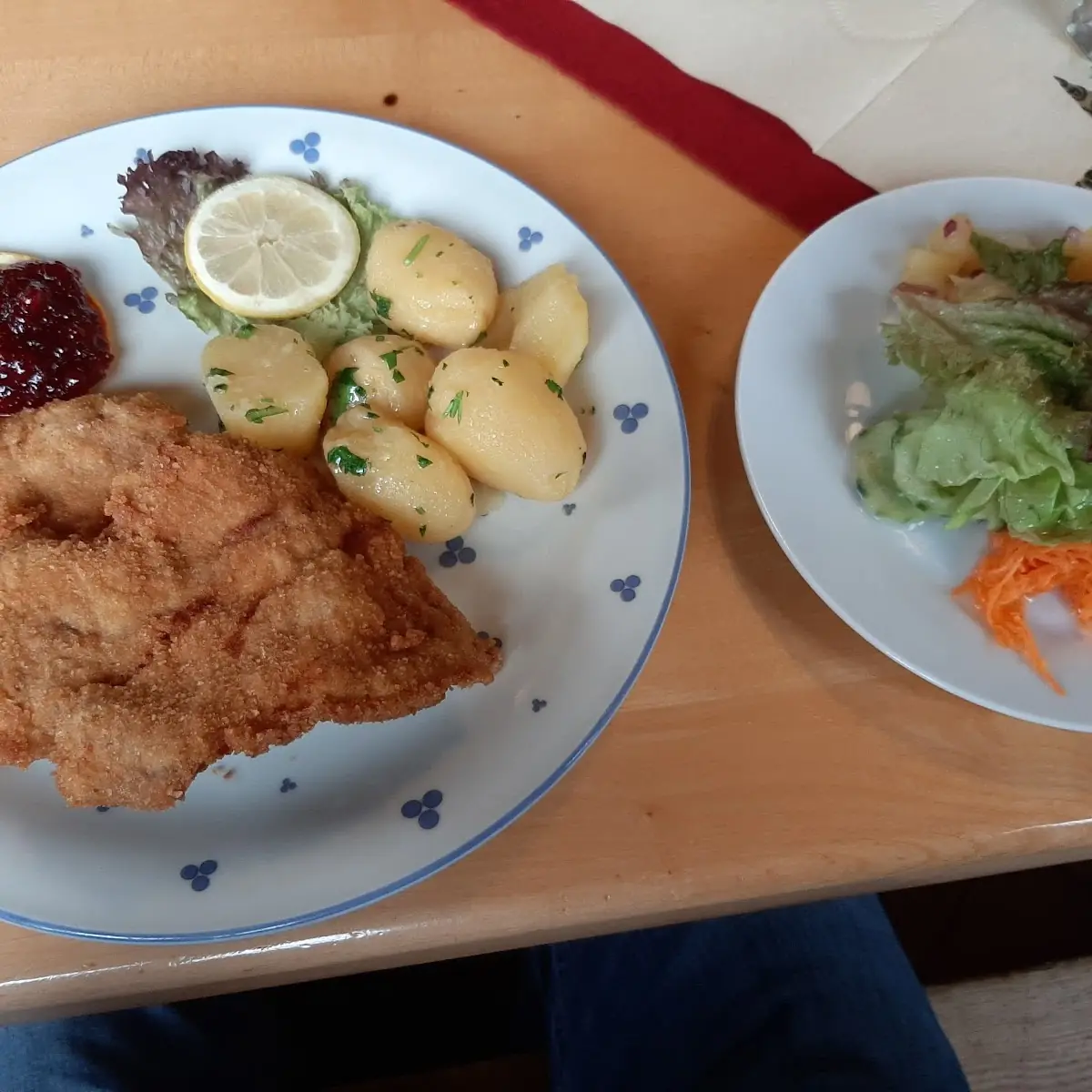 Ein Köstliches Rehschnitzel Petersilkartofel U Gemischter Salat