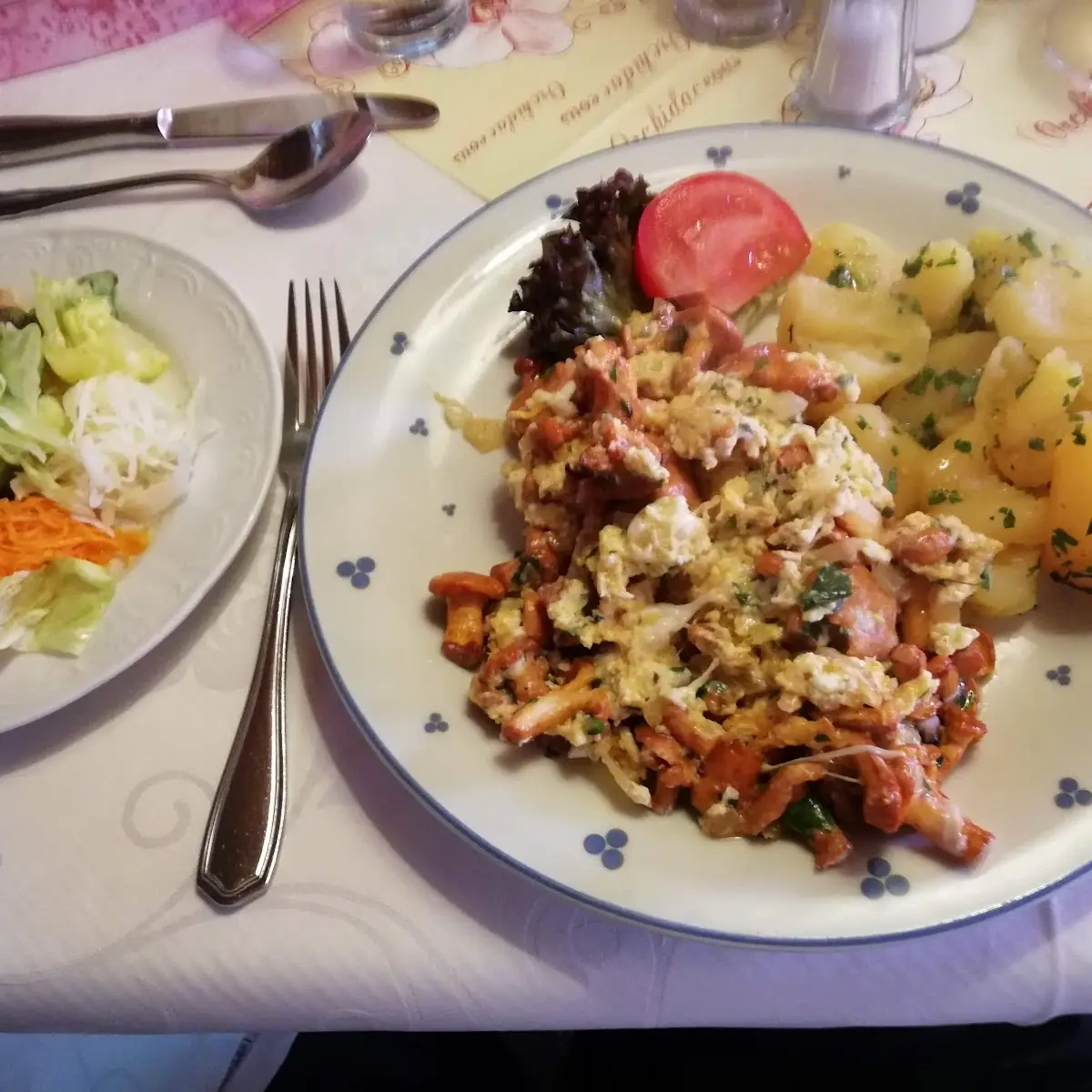 Geroöstete Eierschwammerl Mit Petersiliekartoffel Und Salat Eine Genuß