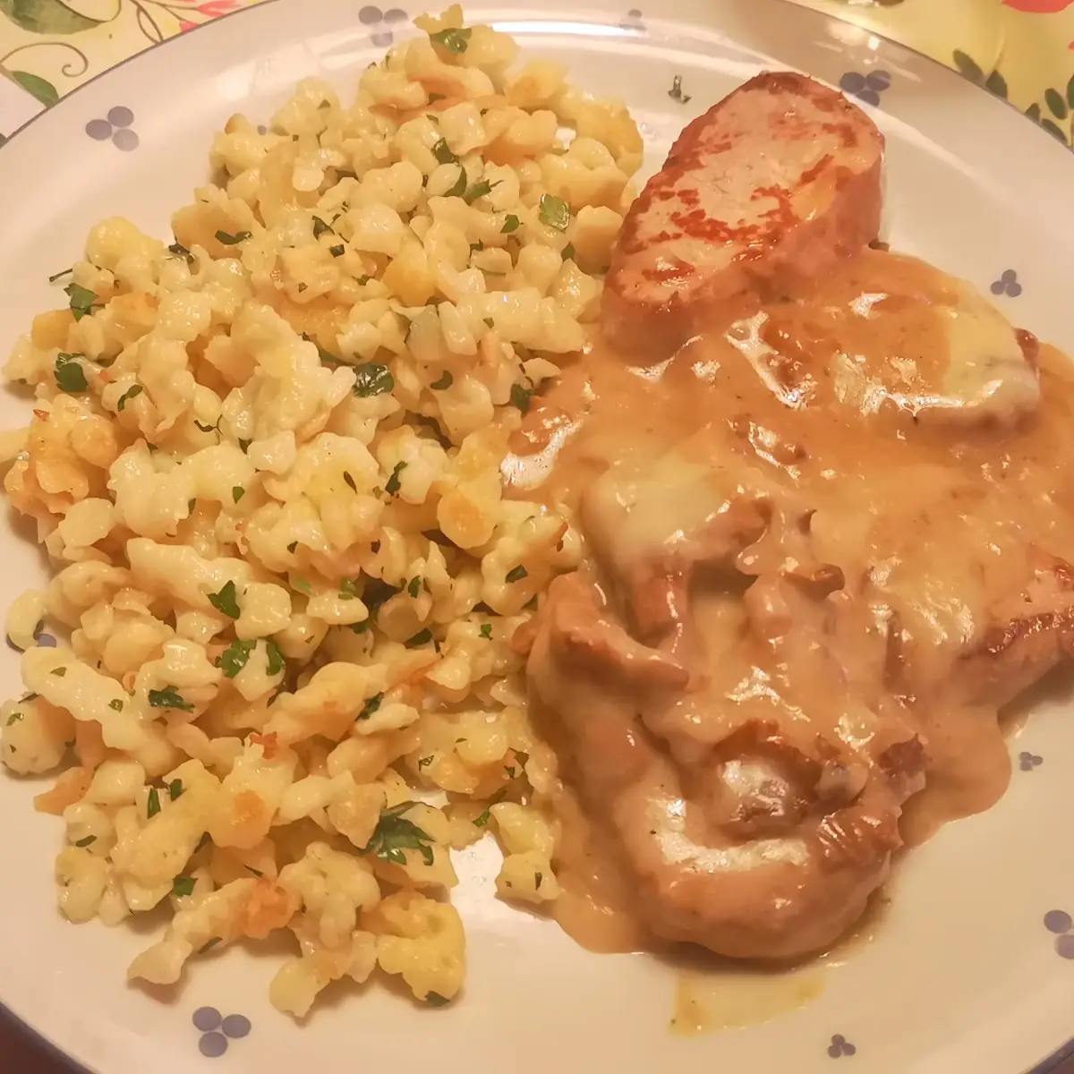 Schweinemedalions In Eierschwammerl Und Spätzle