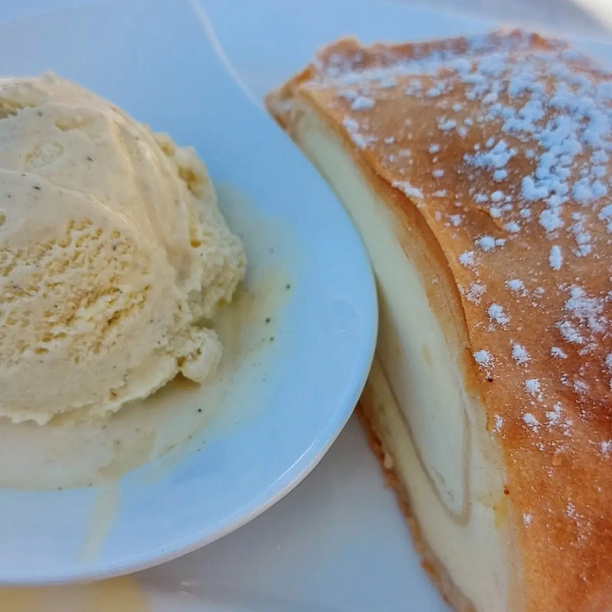 Topfenstrudel Mit Vanilleeis