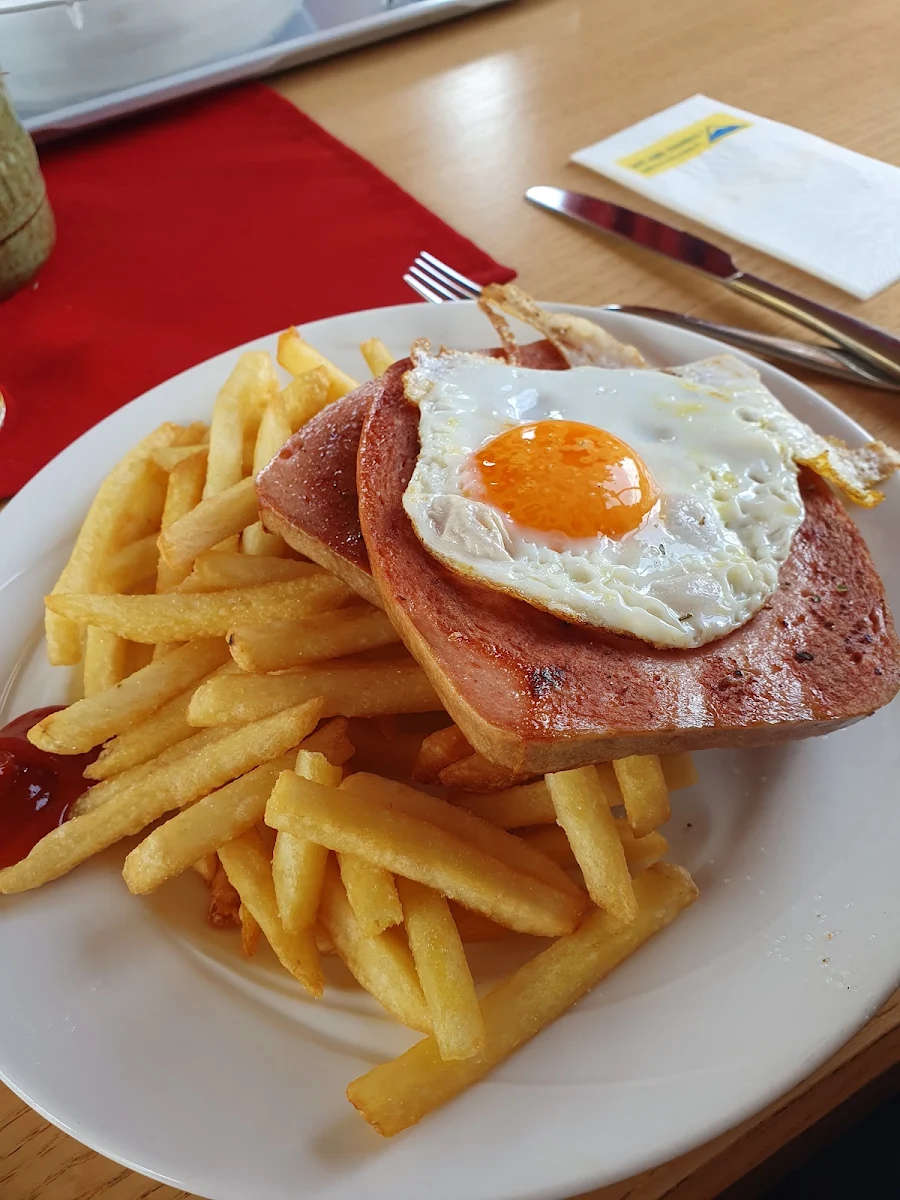 Leberkäse Mit Spiegelei Und Pommes