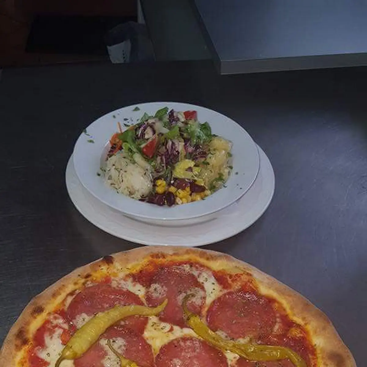 Pizza Mit Salat