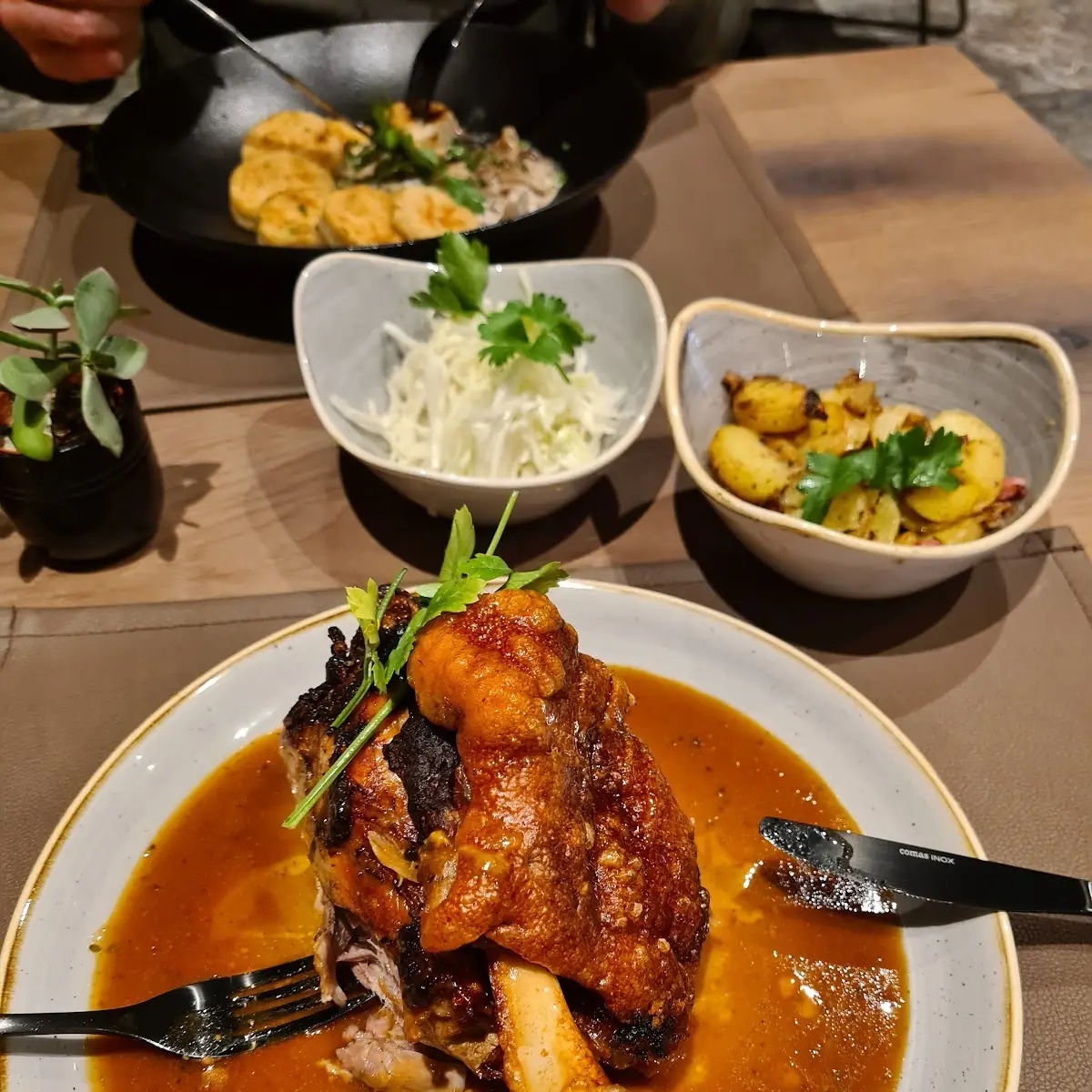 Schweinshaxen Mit Krautsalat