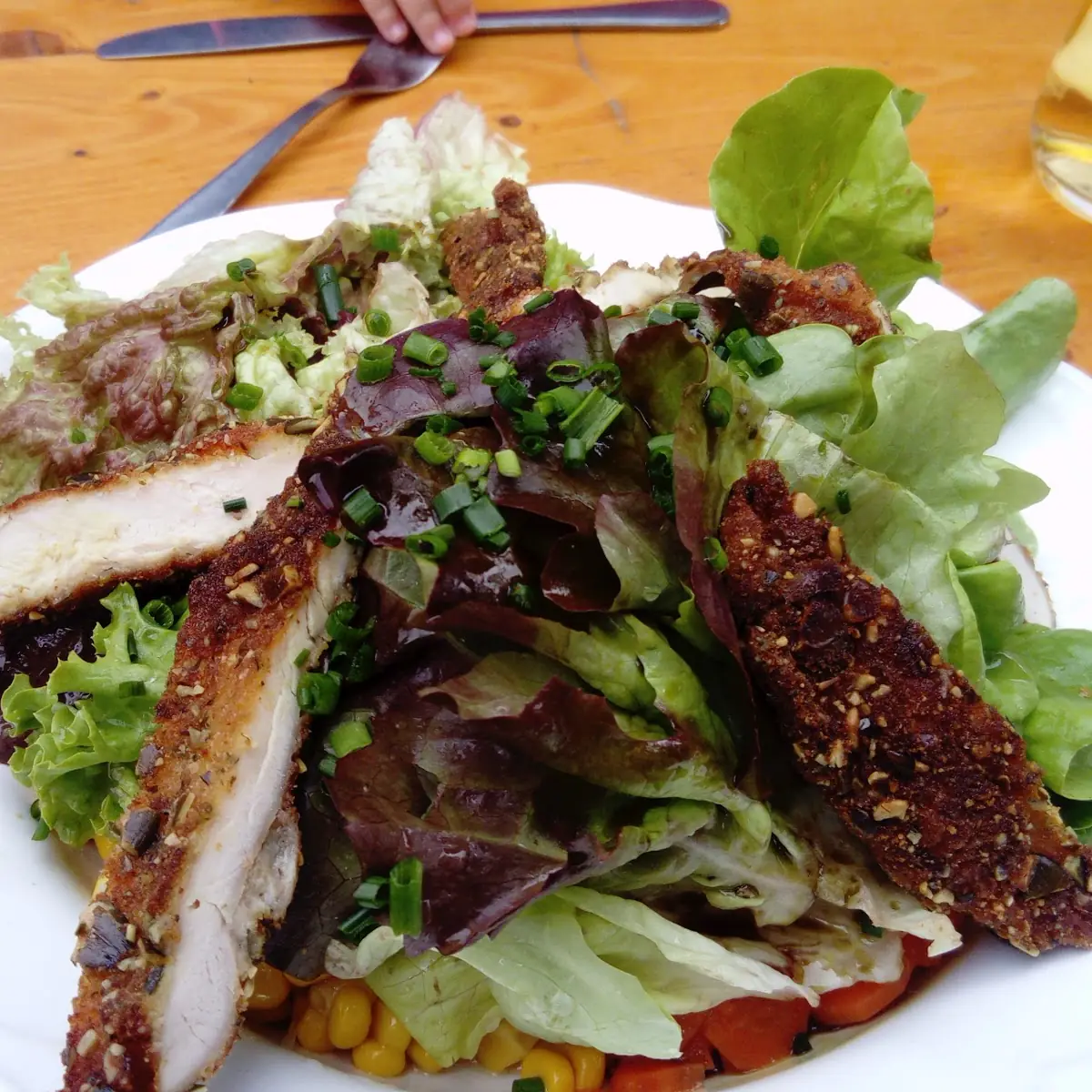 Knusperhähnchen Mit Großen Gemischten Salat