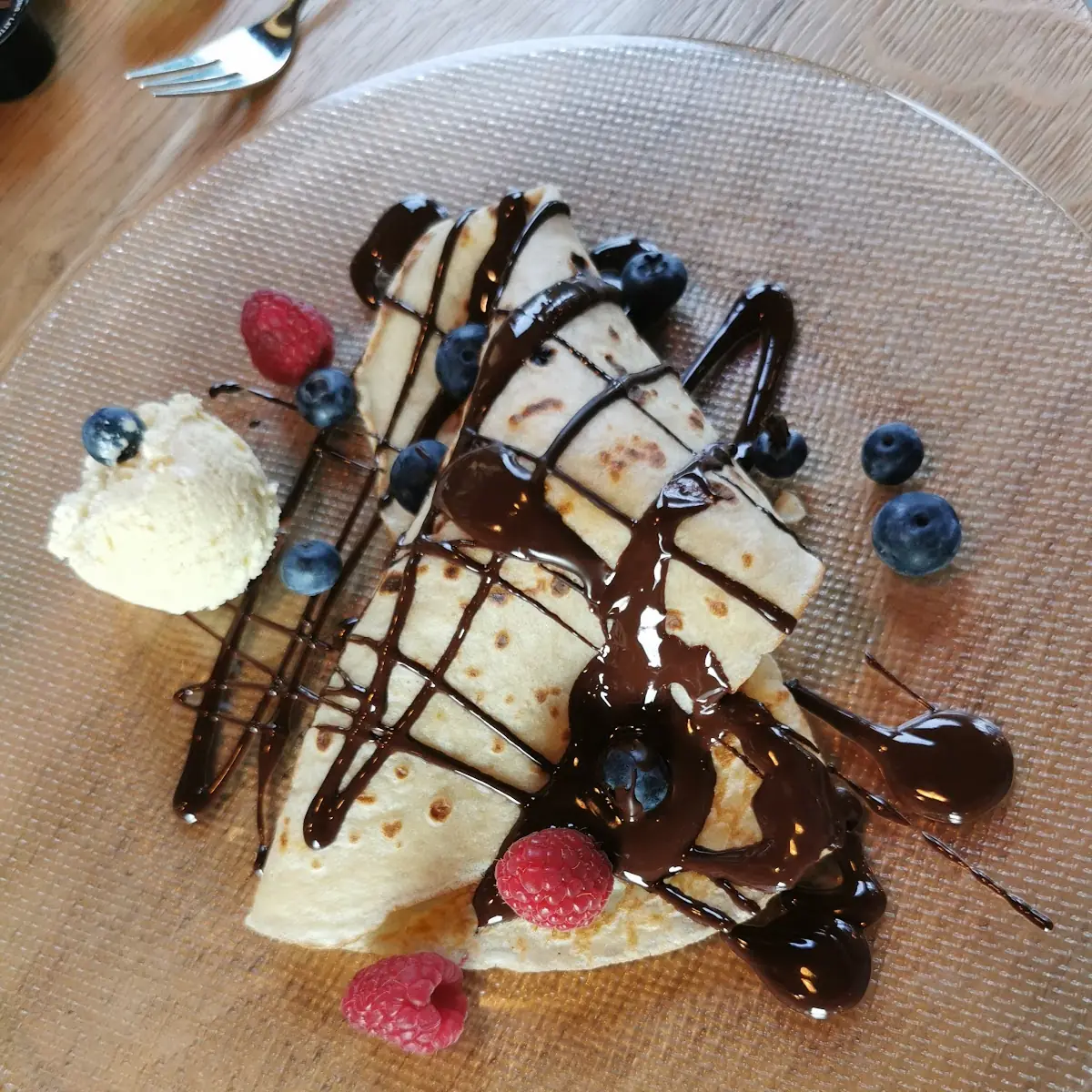 Süße Palaschinke Mit Vanille Eis Und Früchten