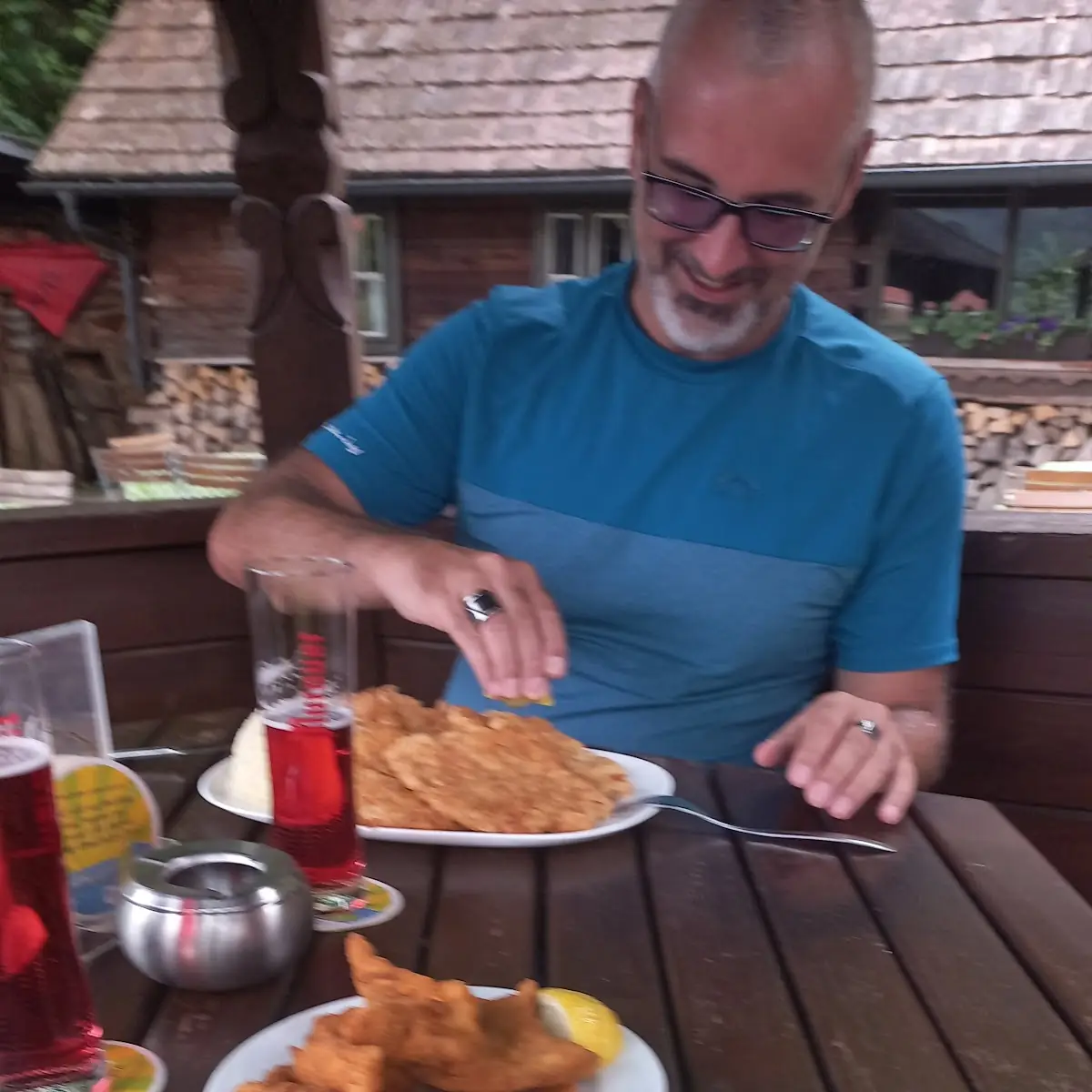 Gebackene Hühnestreifen Mit Gemischtem Salat