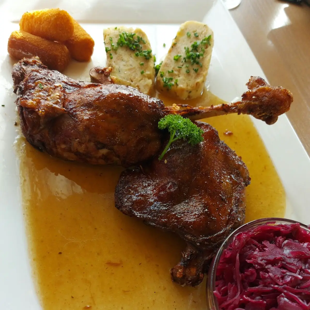 Ganserl Mit Blaukraut Serviettenknödel
