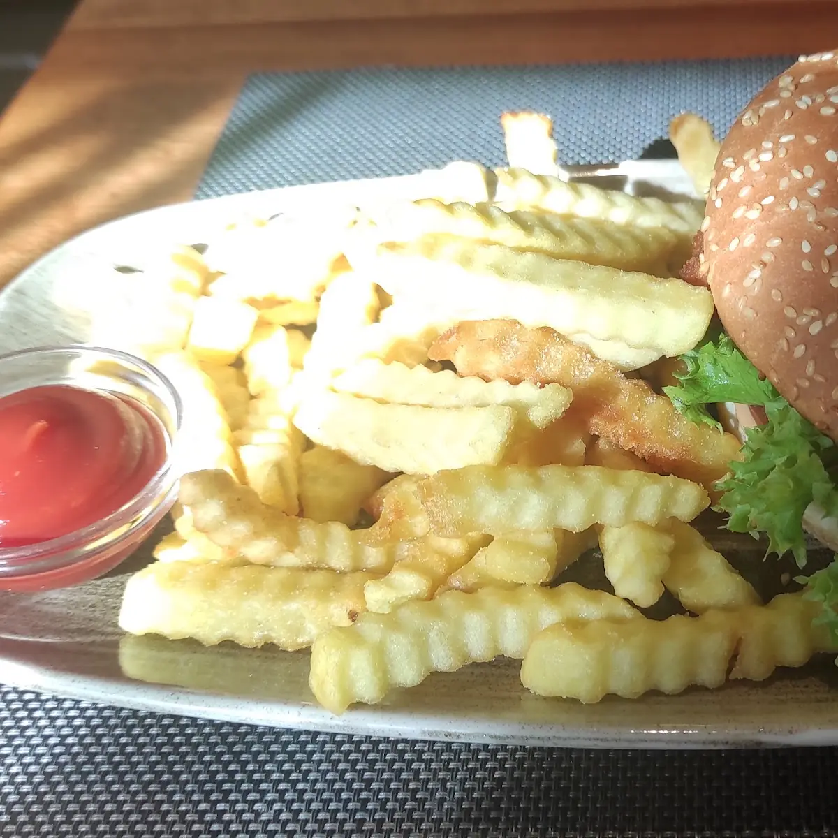 Cheeseburger Mit Pommes