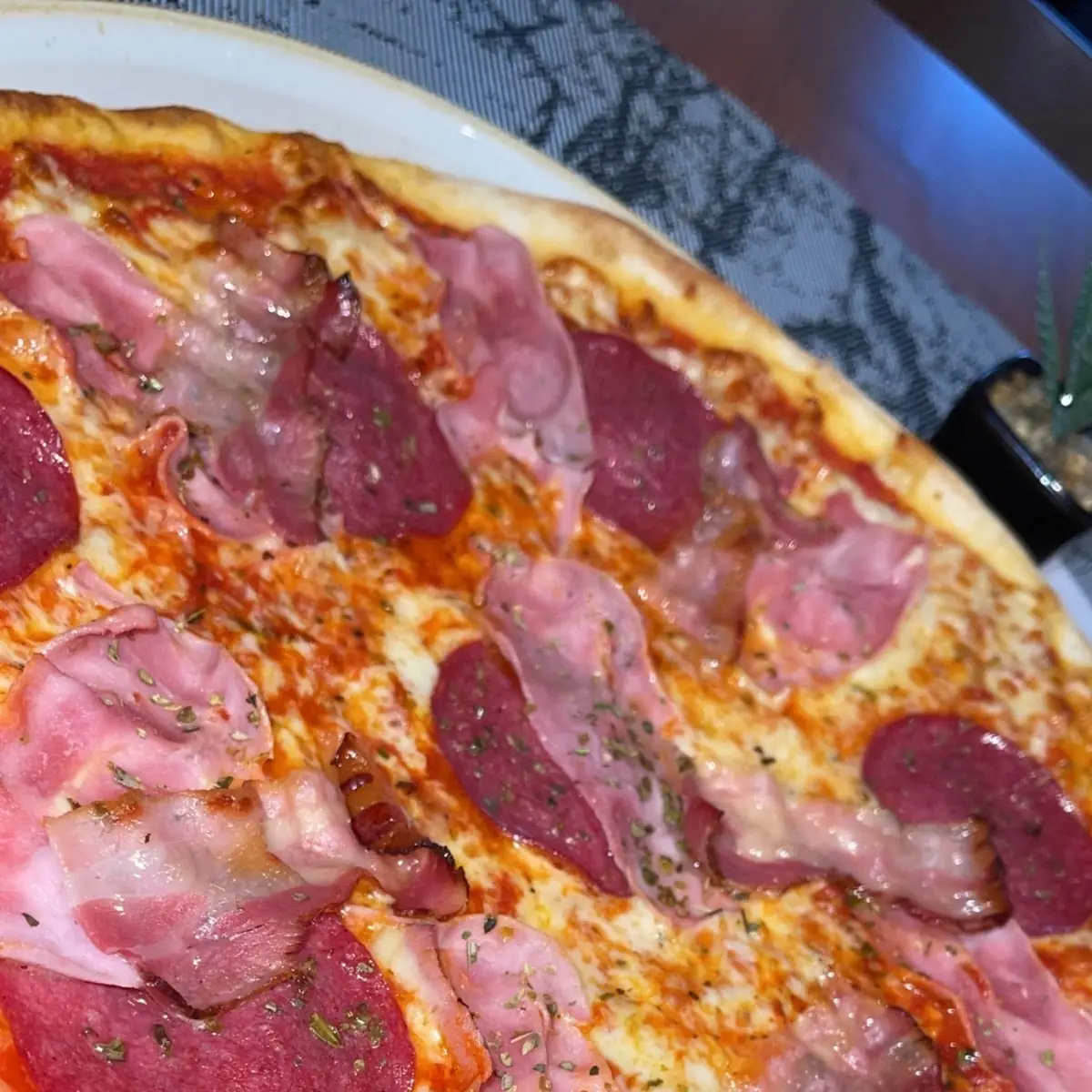 Pizza Schinken Salami
