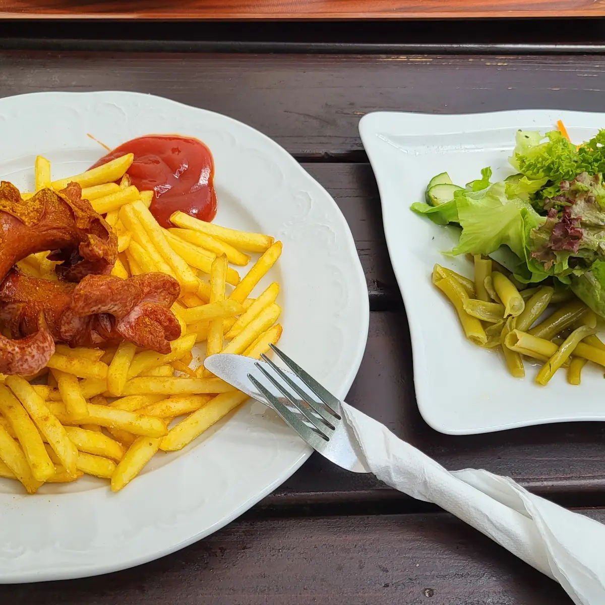 Grillwürstchen Mit Pommes Und Salat