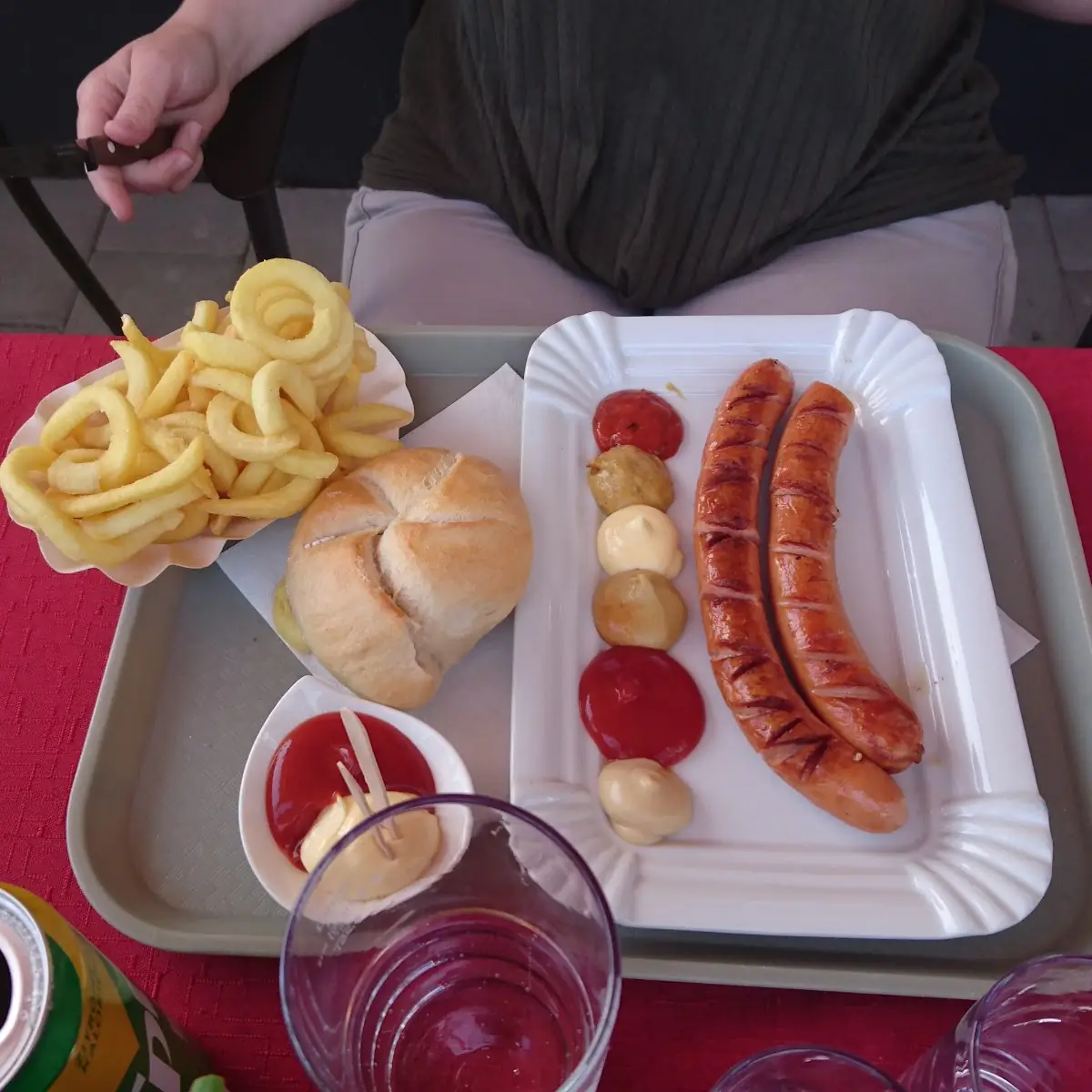XXL Chili Käsekrainer Und Pommes