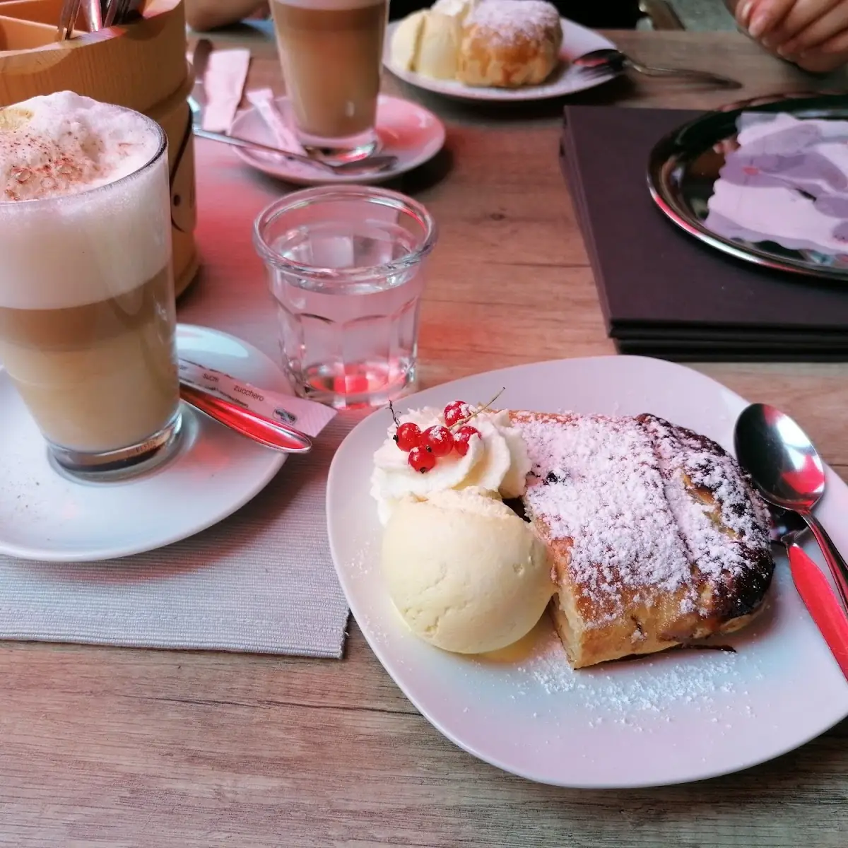 Heudelbeer Topfenstrudel Mit Vanilleeis