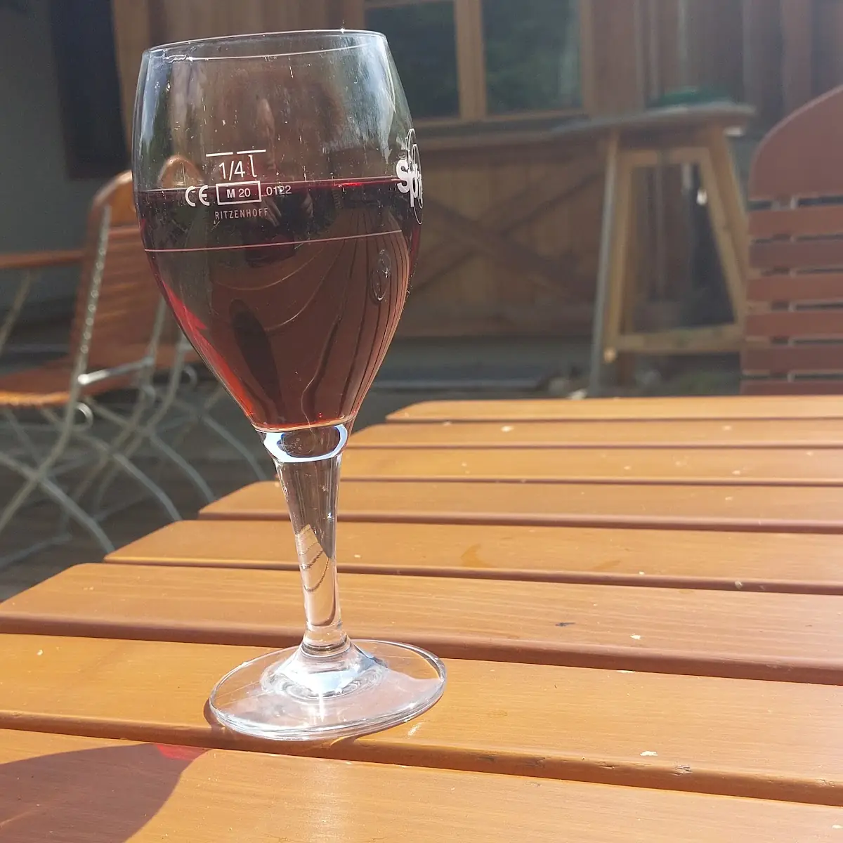 Roter Spritzer