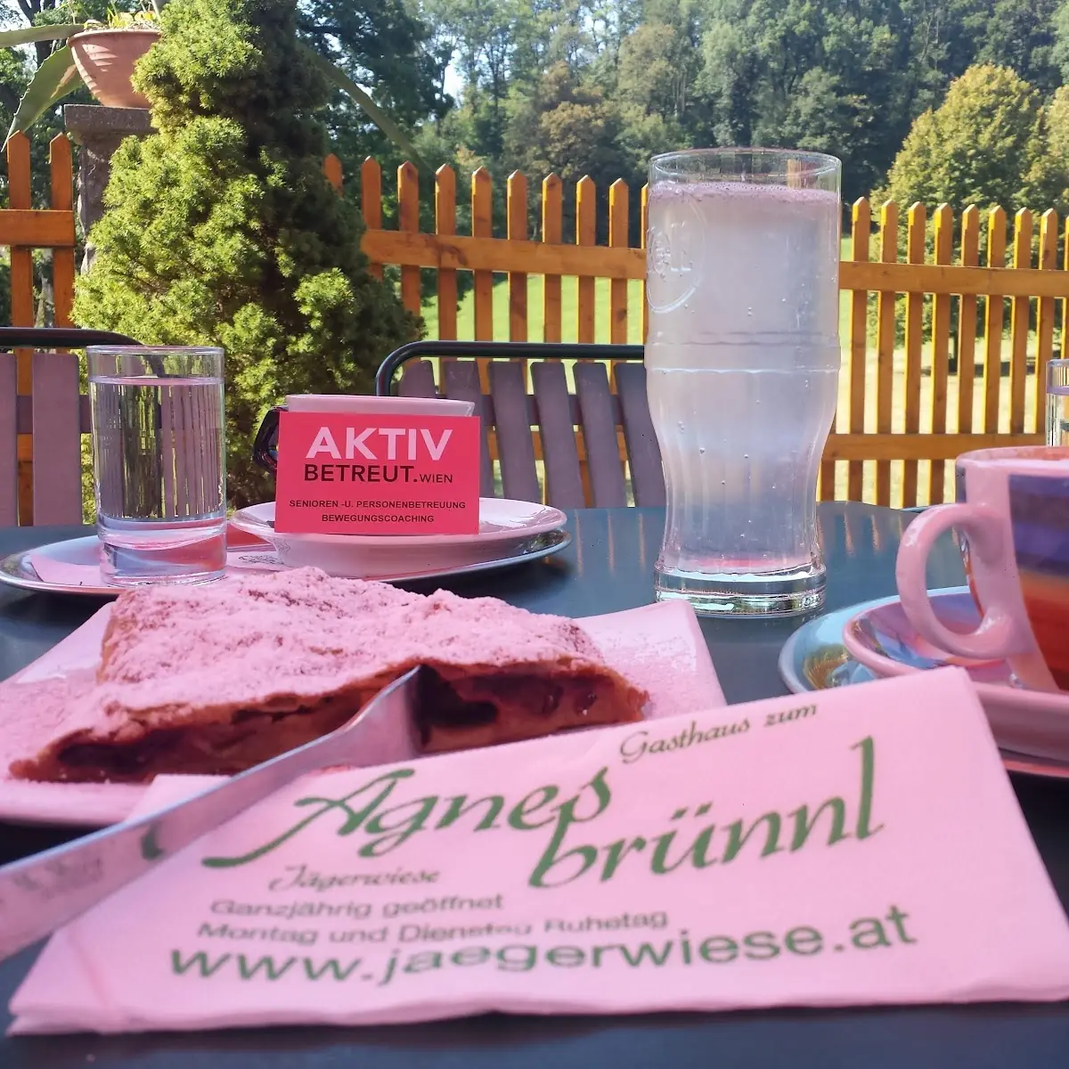 Cappuccino Und Apfelstrudel
