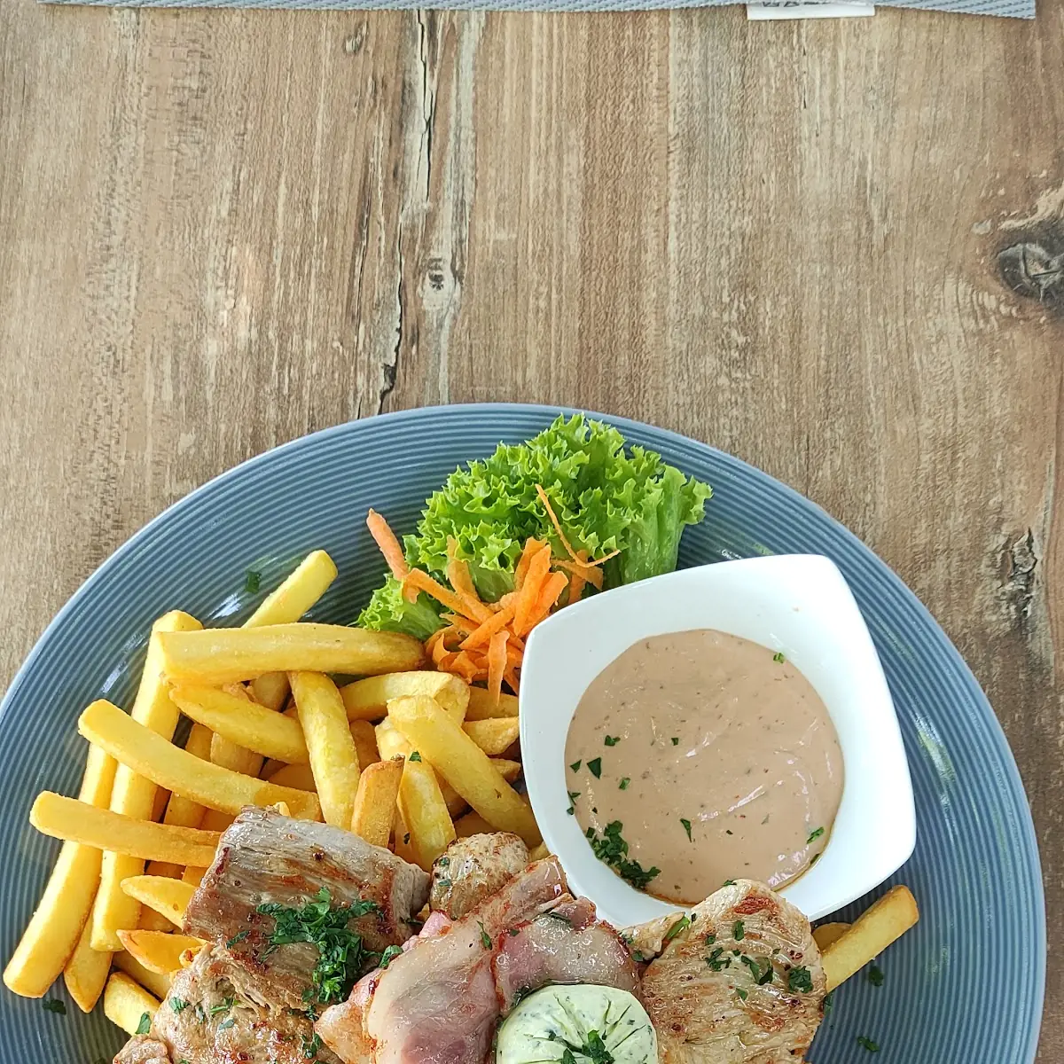 Putenschnitzel Mit Pommes Und Bacon, Restaurant Rennbahnwirt