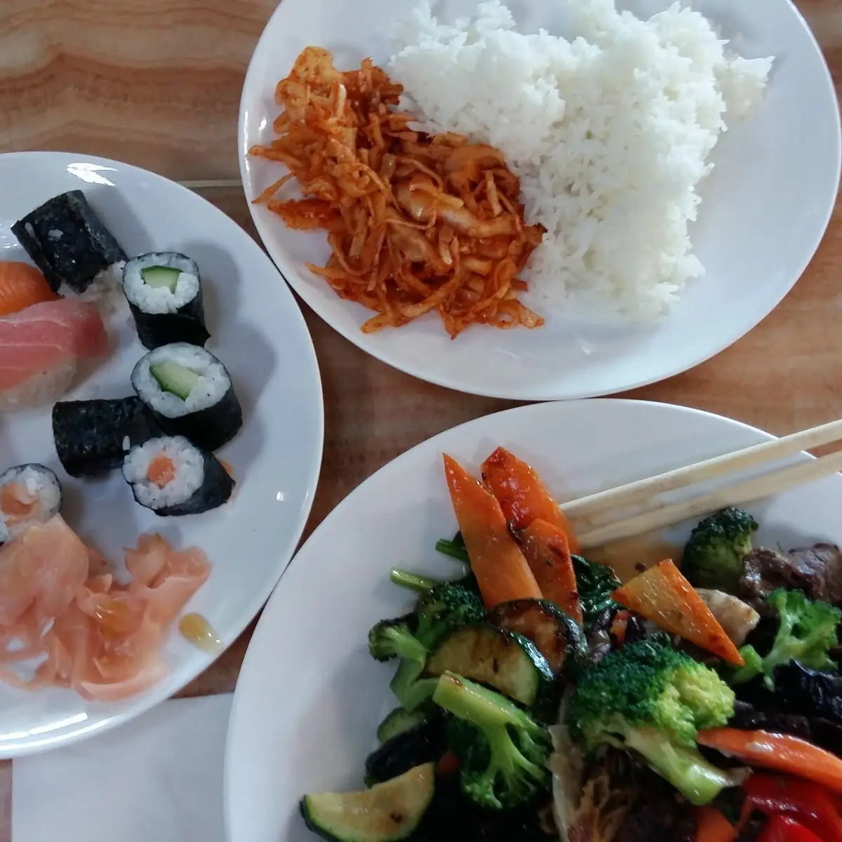Allerlei Vom Buffet Mit Dschungel Sauce Scharf