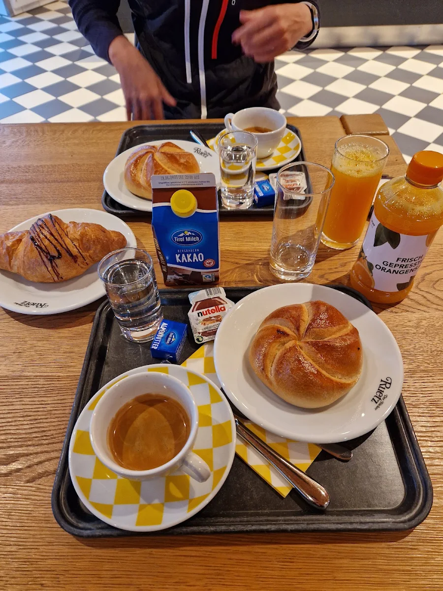 Espresso Semmeln Und Croissants