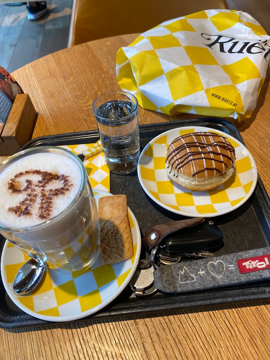 Latte Macchiato Und Krapfen