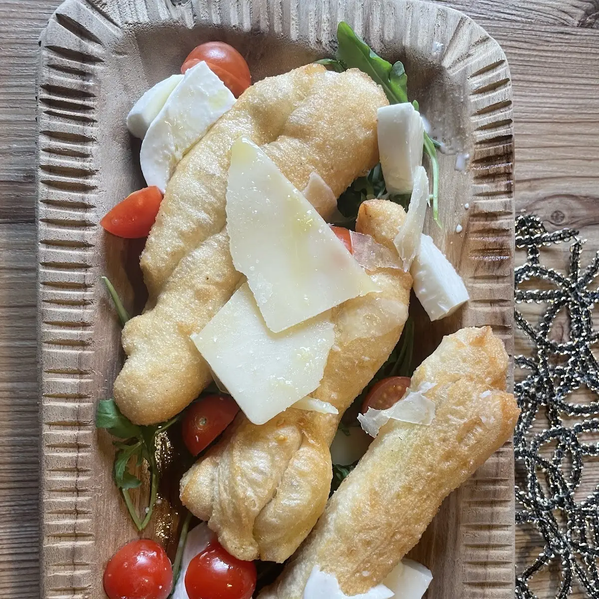 Sült Pizzarudak Mozzarellávak Parmezánnal És Paradicsommal