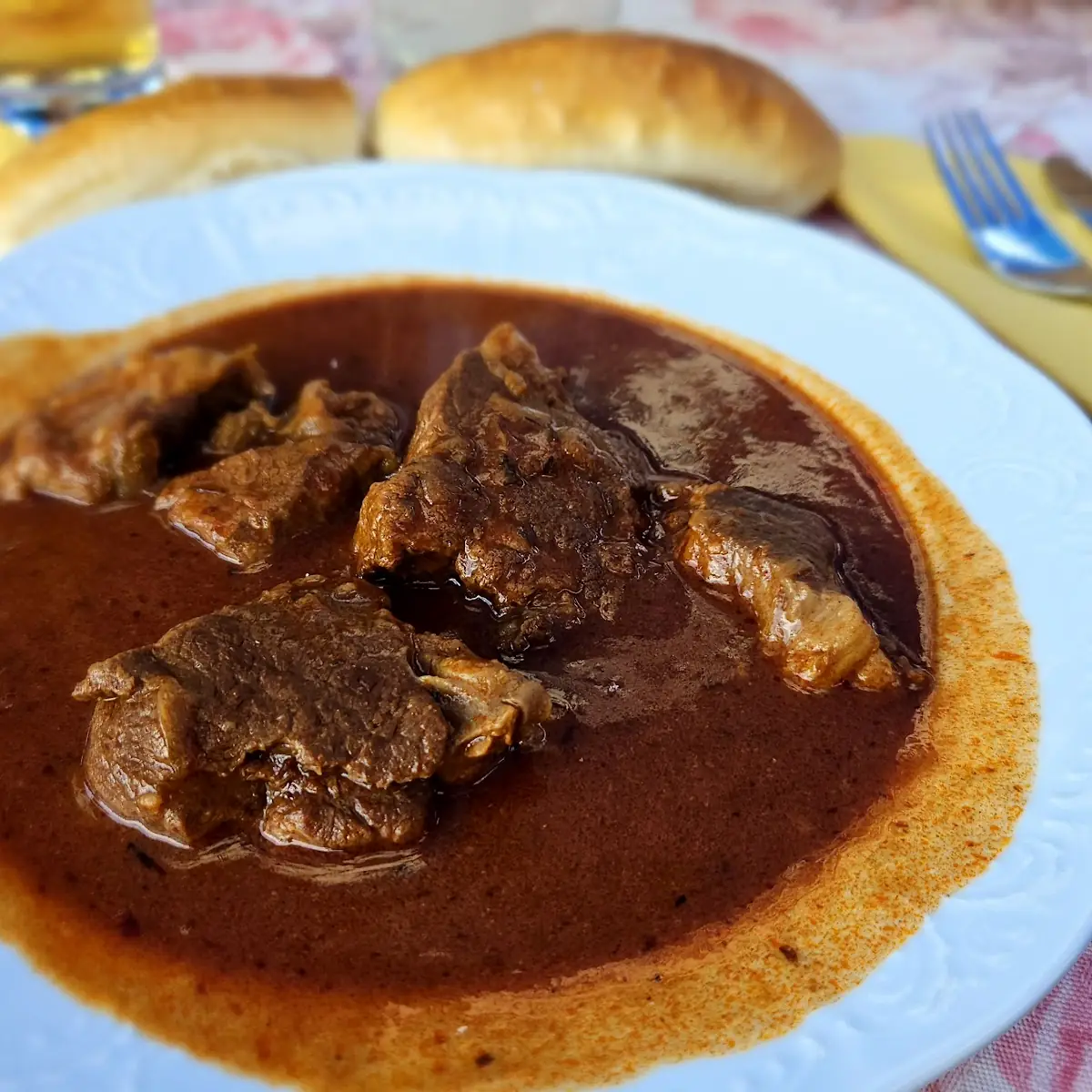 Gulasch Mit Semmel