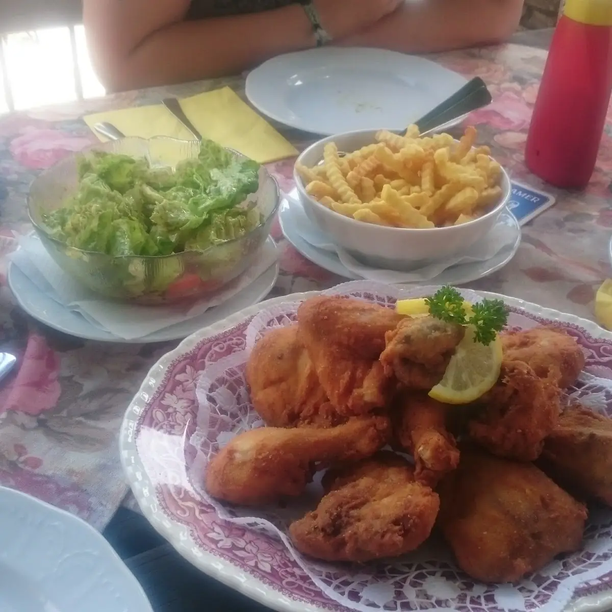 Salat Und Pommes Sehr