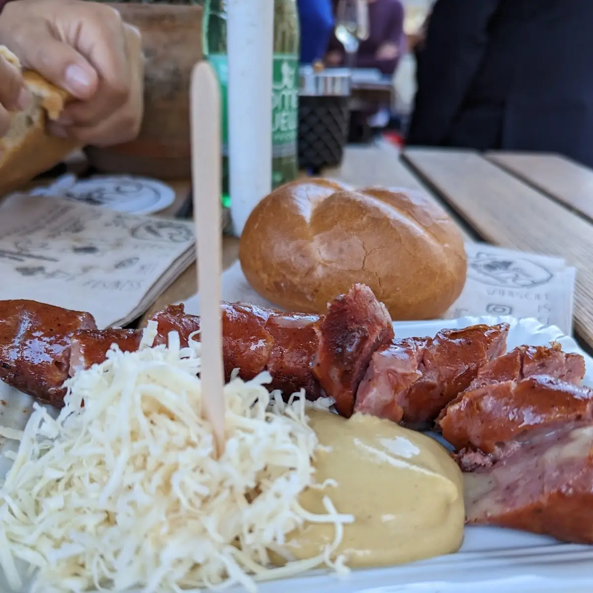 Käsekrainer Mit Senf Und Kren