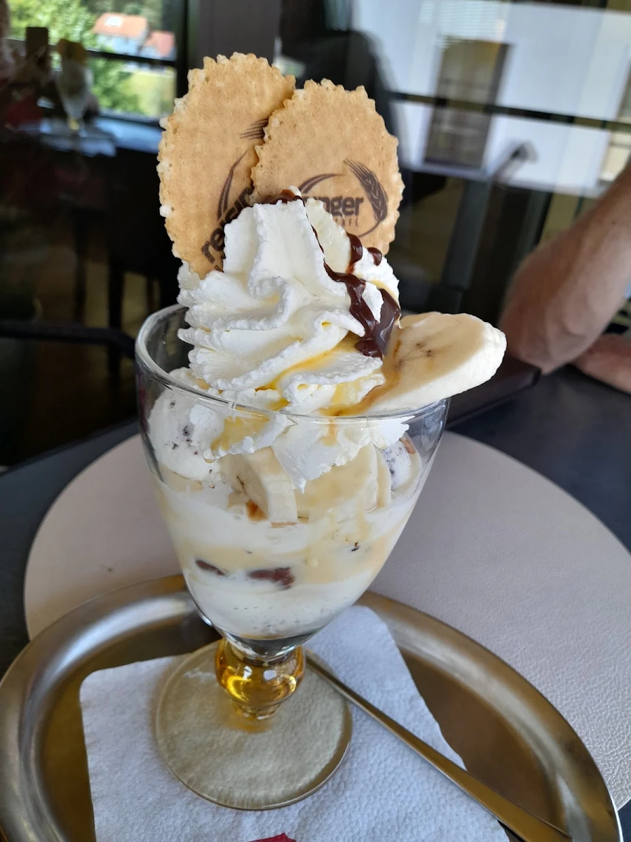 Stracciatella-becher Mit Eierlikör Und Bananen