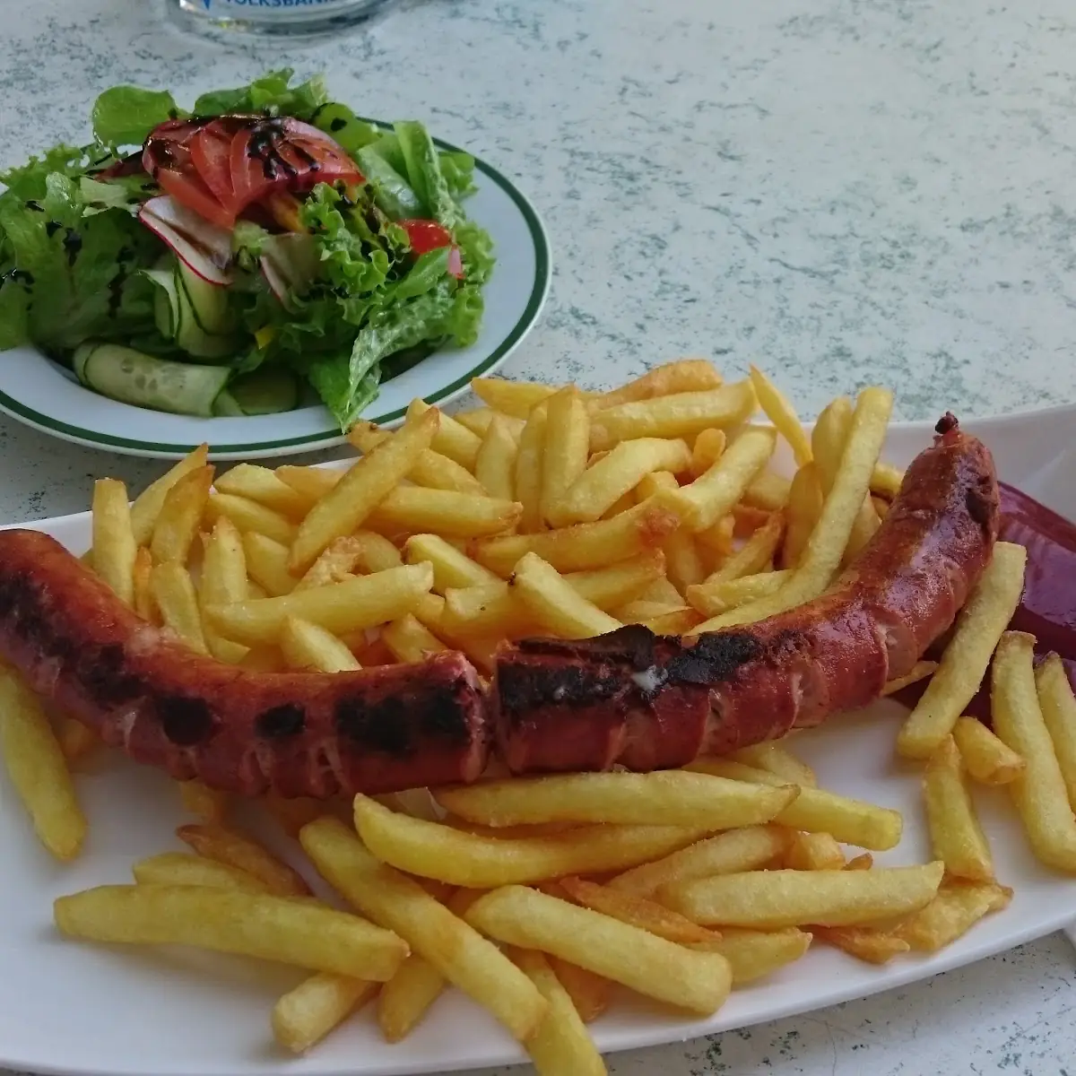 Käsekrainer Mit Pommes Und Salat