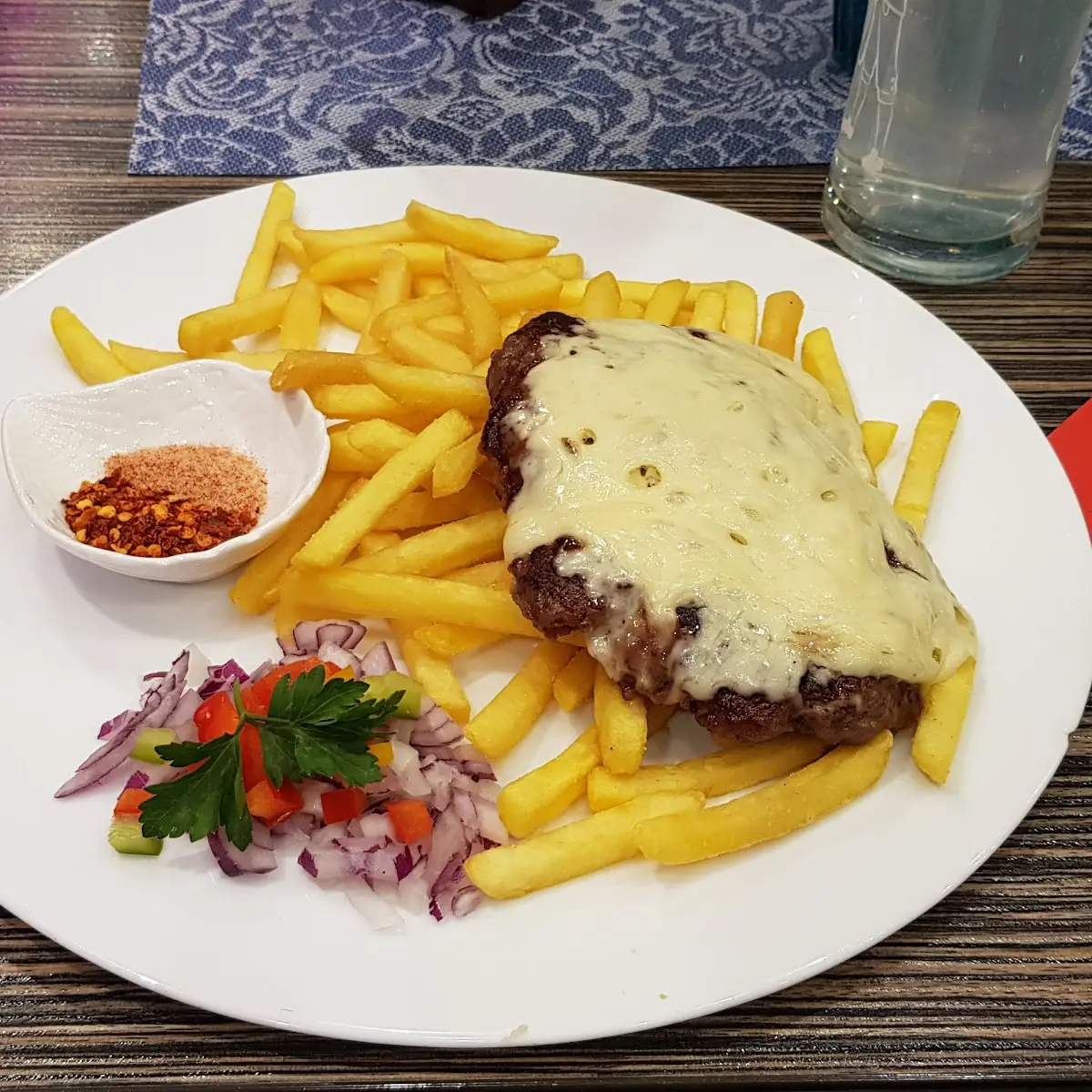 Plejskavica Mit Käse Und Pommes