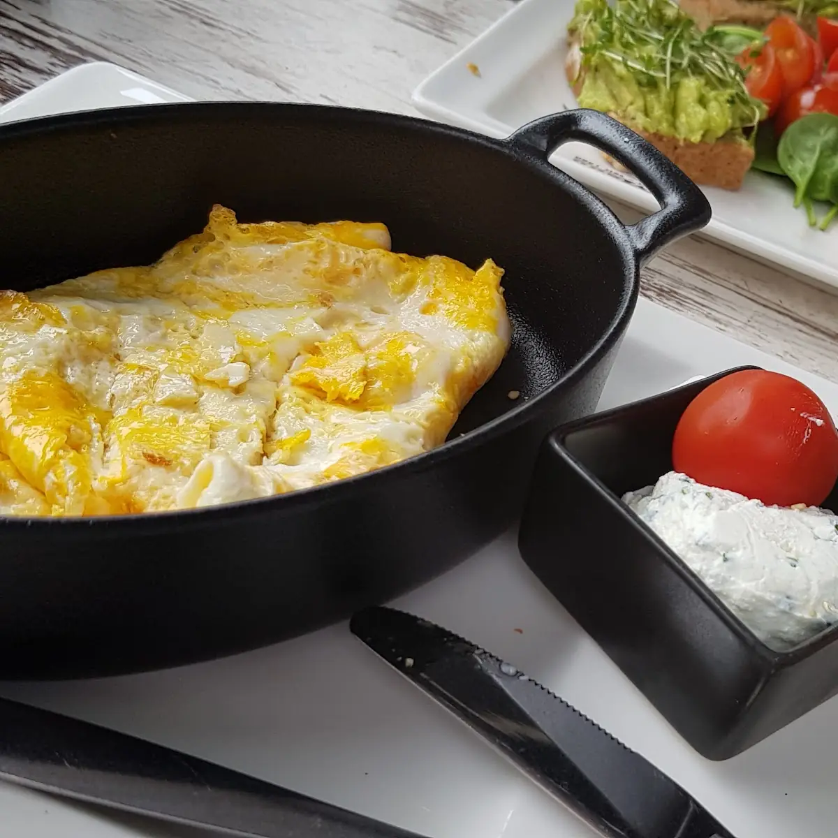 Eierspeise Mit Kräuterricotta Und Ein Gebäck Freier Wahl