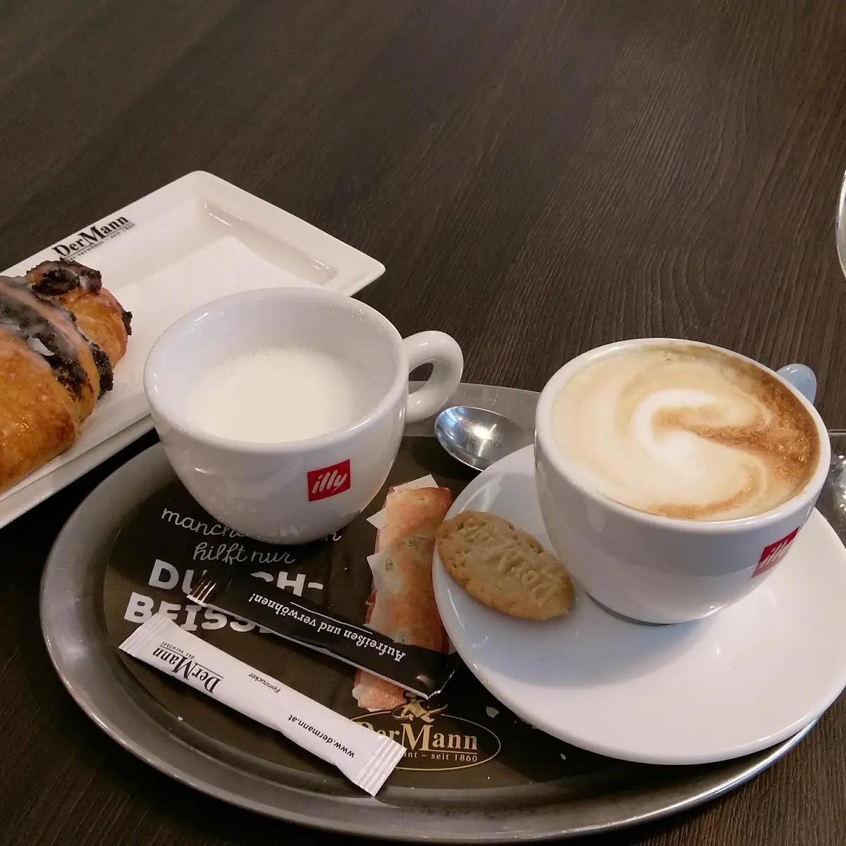 Mohnschnecke Und Melange Kaffee