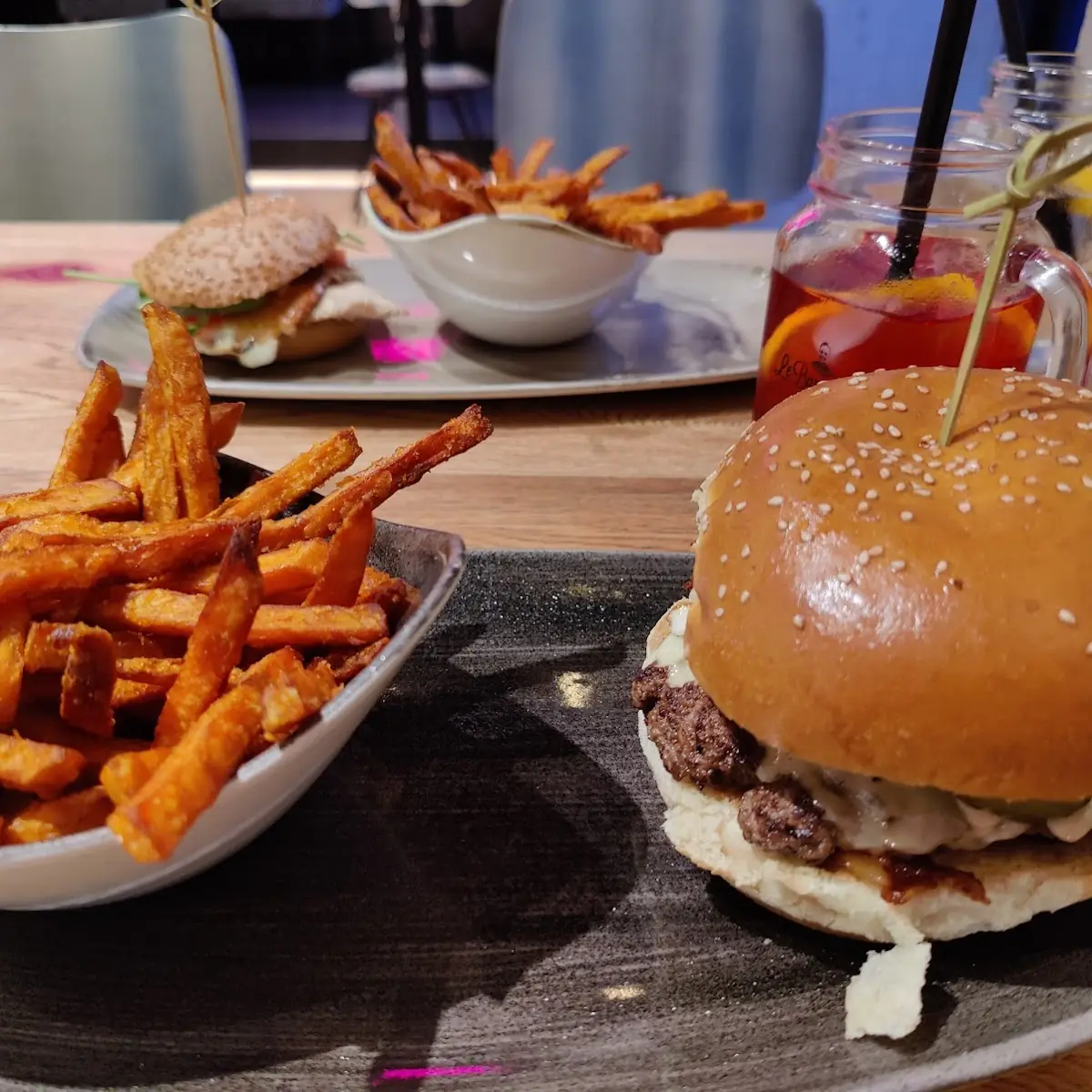 Cheeseburger Mit Pommes