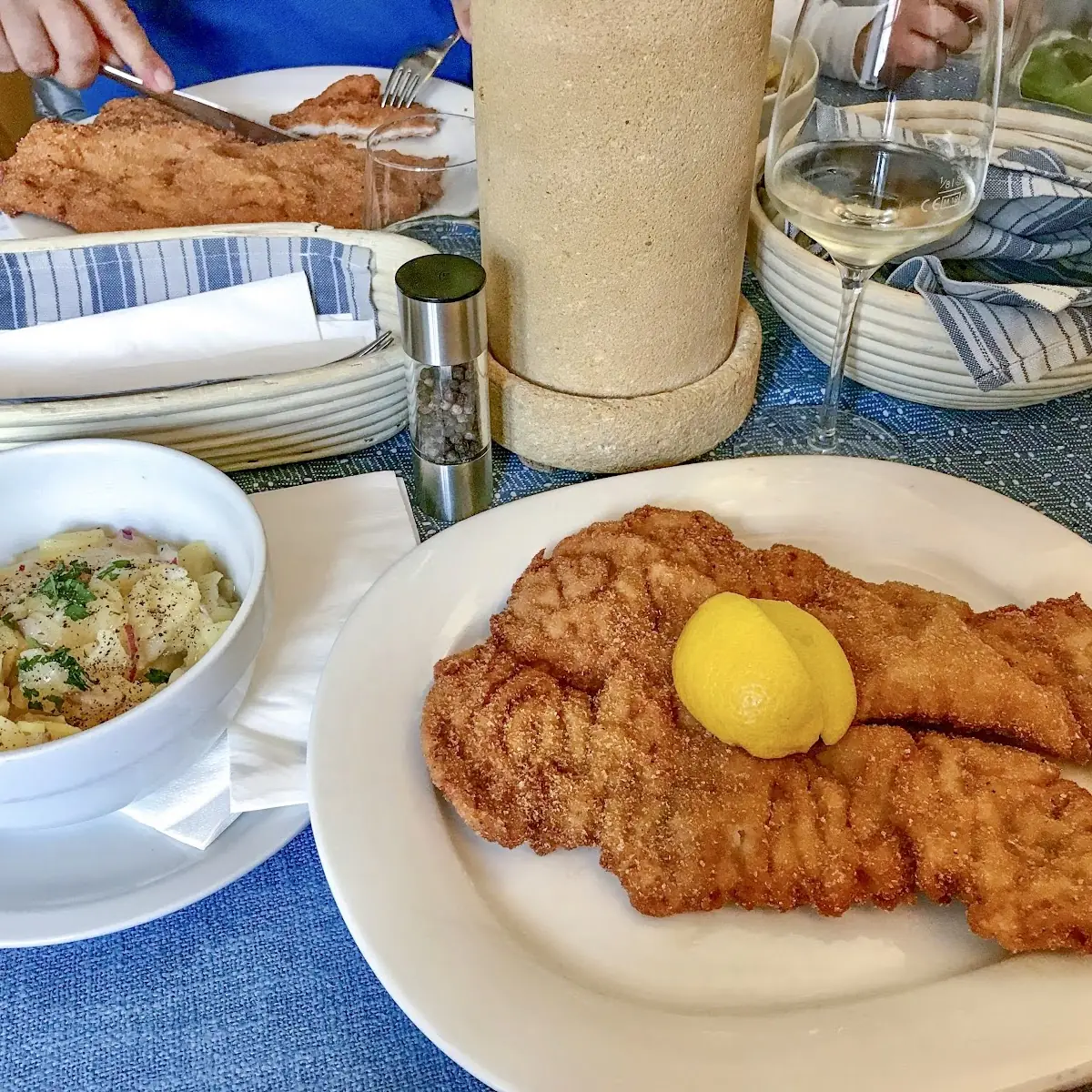 Schweinskarèe-schnitzel Mit Erdäpfelsalat