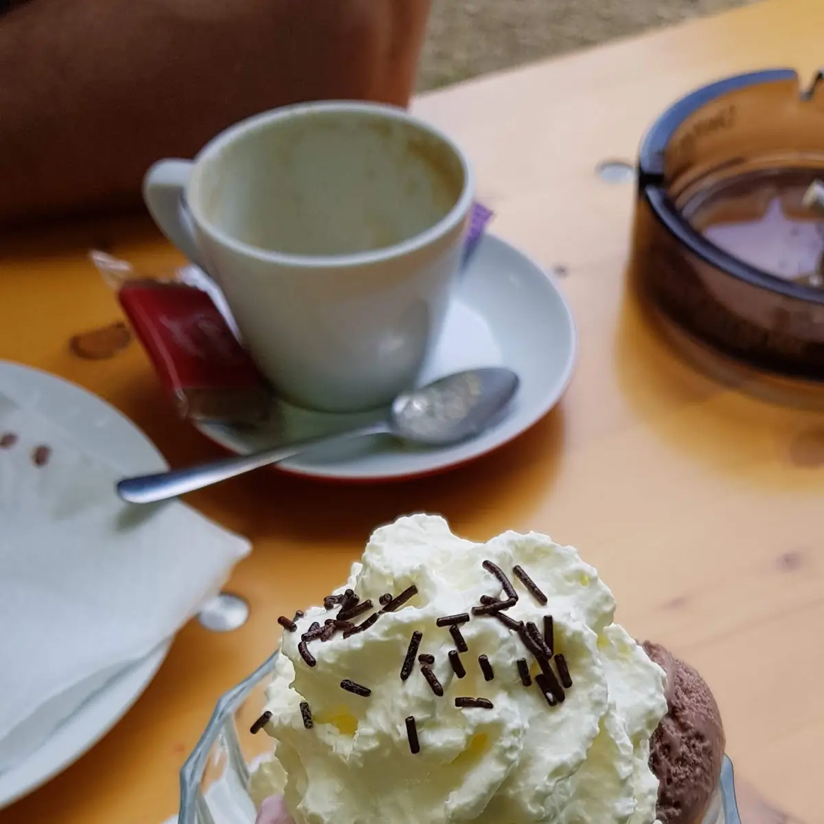 Gemischtes Eis Mit Sahne