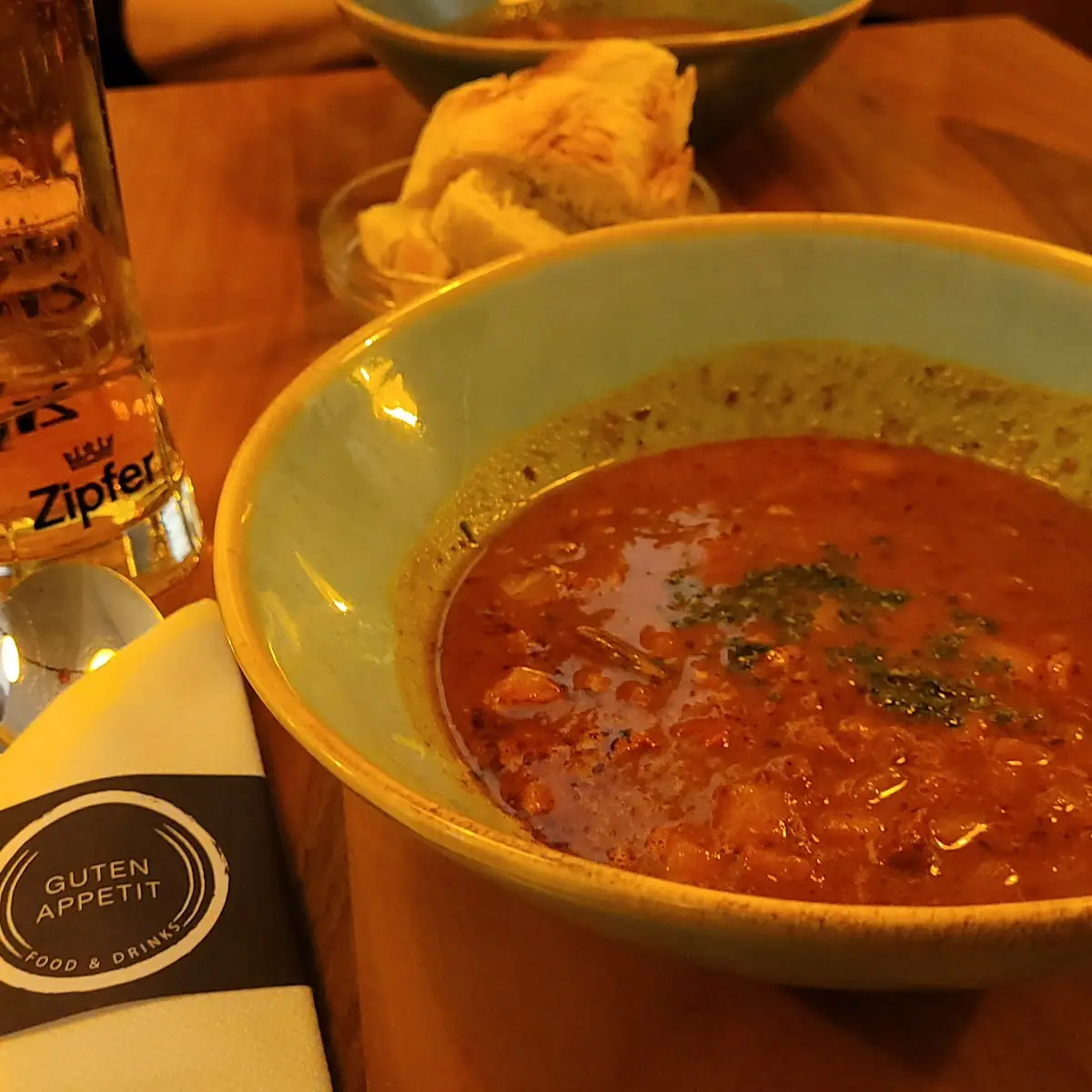 Hausgemachte Gulaschsuppe Mit Gebäck