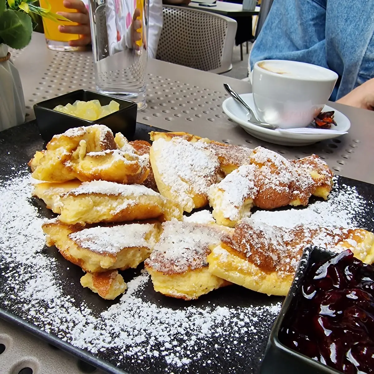 Hausgemachter Kaiserschmarrn Mit Apfelmus