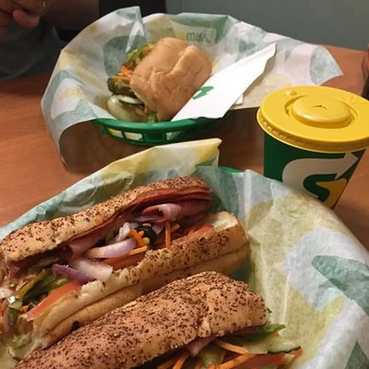 Plant-based Dölicious Chicken Sub 15-cm Menü