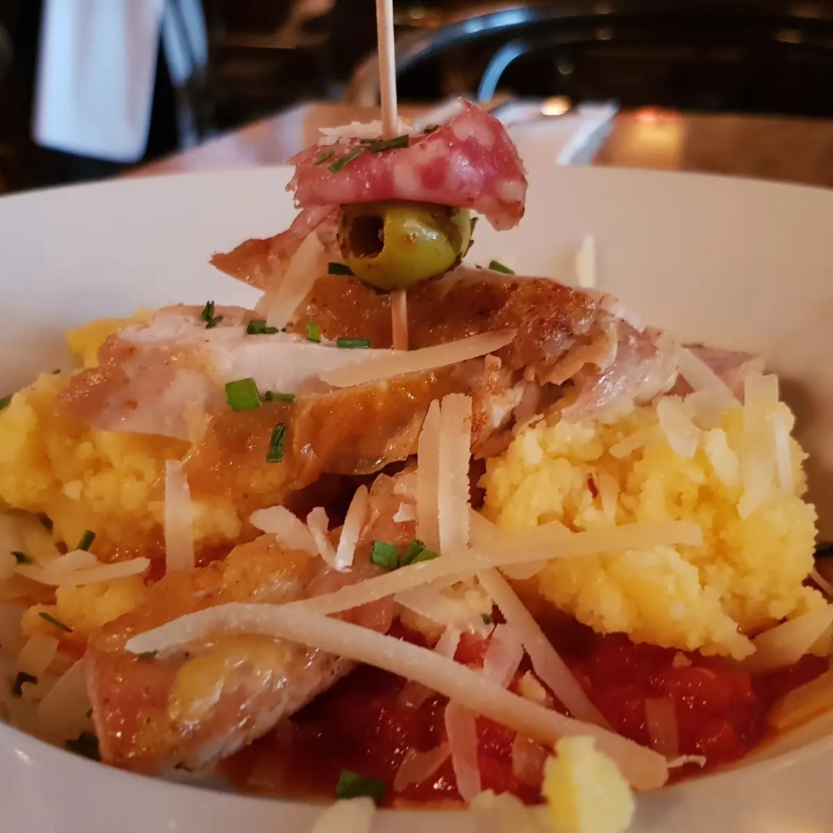 Perlhuhn Auf Polenta Und Tomatensauce