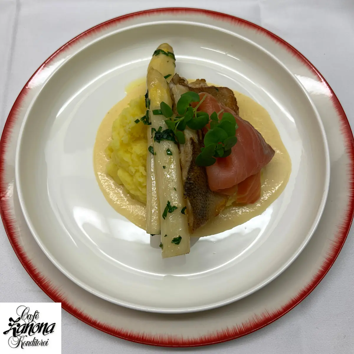 Zander Und Garnele Auf Kartoffeln An Petersilwurzelsauce Und Spitzkraut