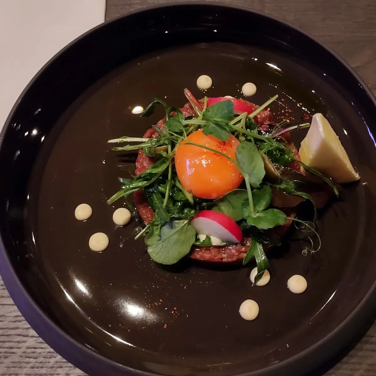 Beef Tartar Mit Wildkräutersalat
