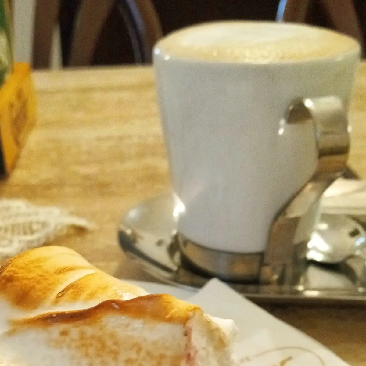 Baiser-himbeer-schnitte