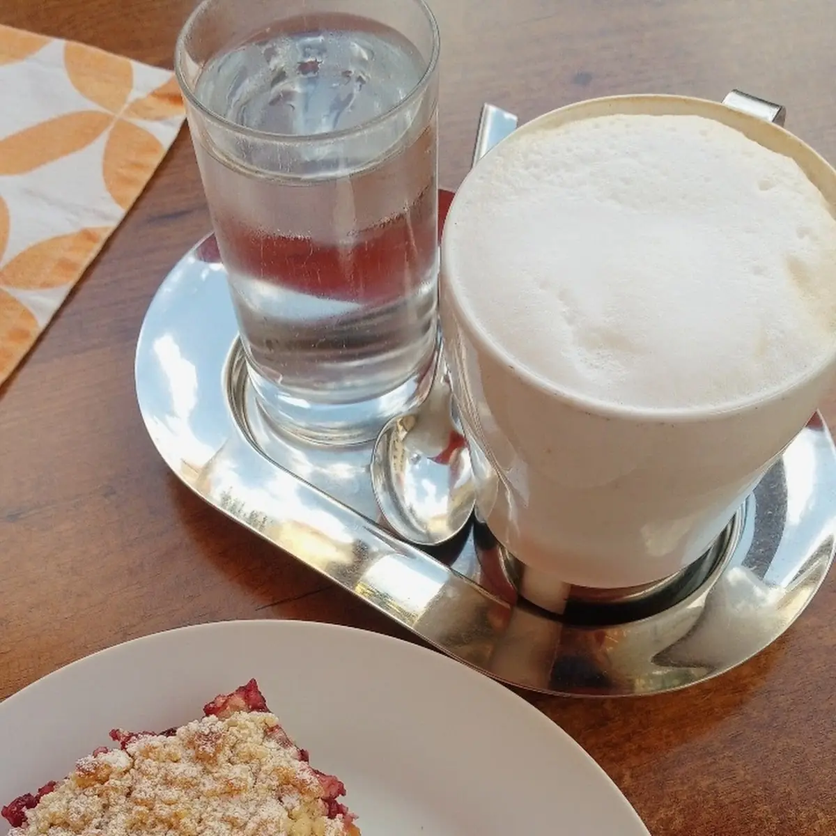 Kirschstreuselkuchen Mit Cappuccino