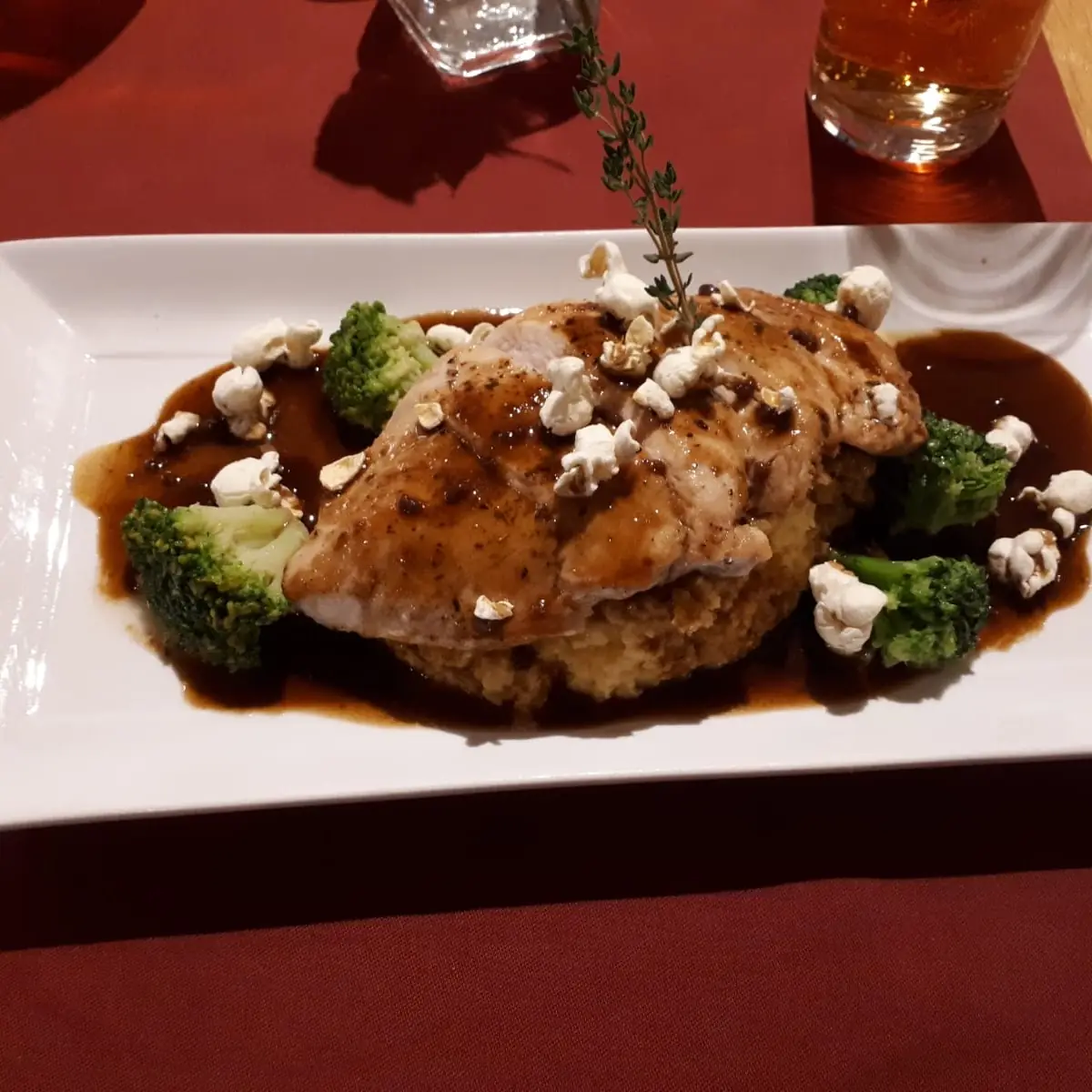 Hähnchen Mit Polenta Brokkoli & Popcorn
