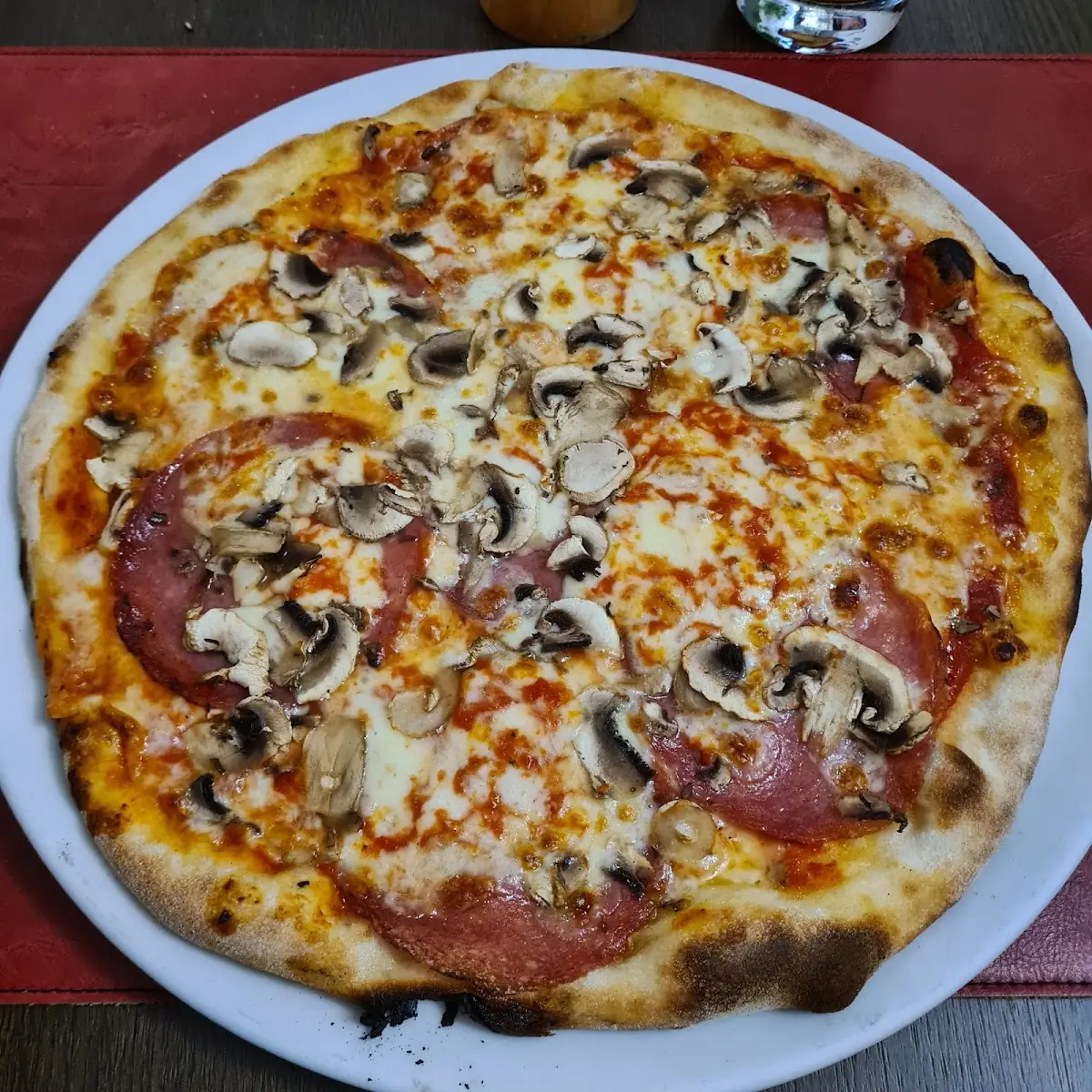 Pizza Salami Pilze