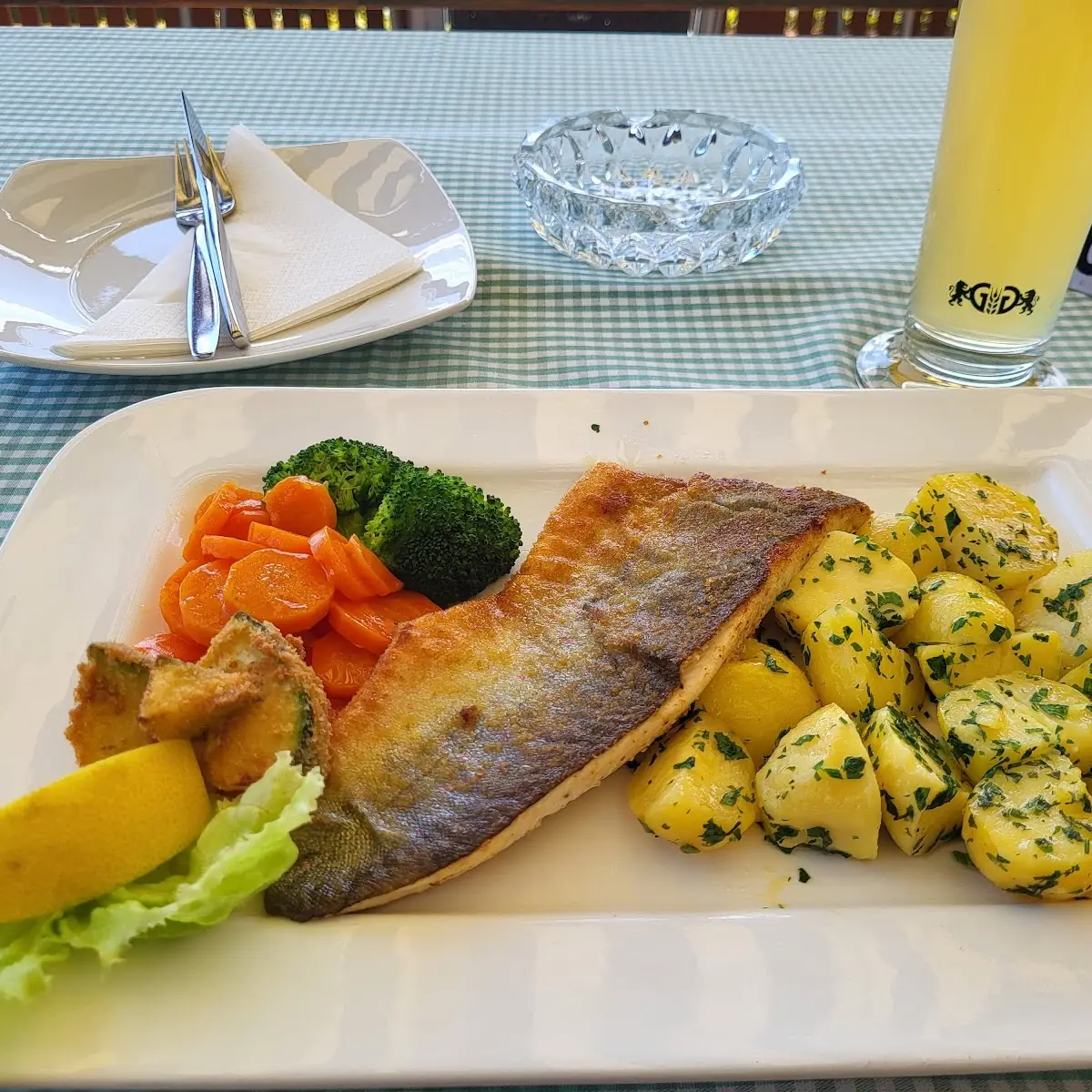 Saiblingsfilet Mit Petersierdäpfel Und Gemüse
