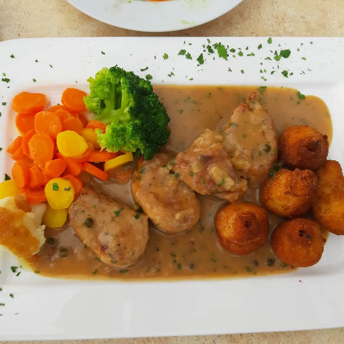 Schweinefilet In Pfefferrahmsauce Mit Kroketten Und Gemüse