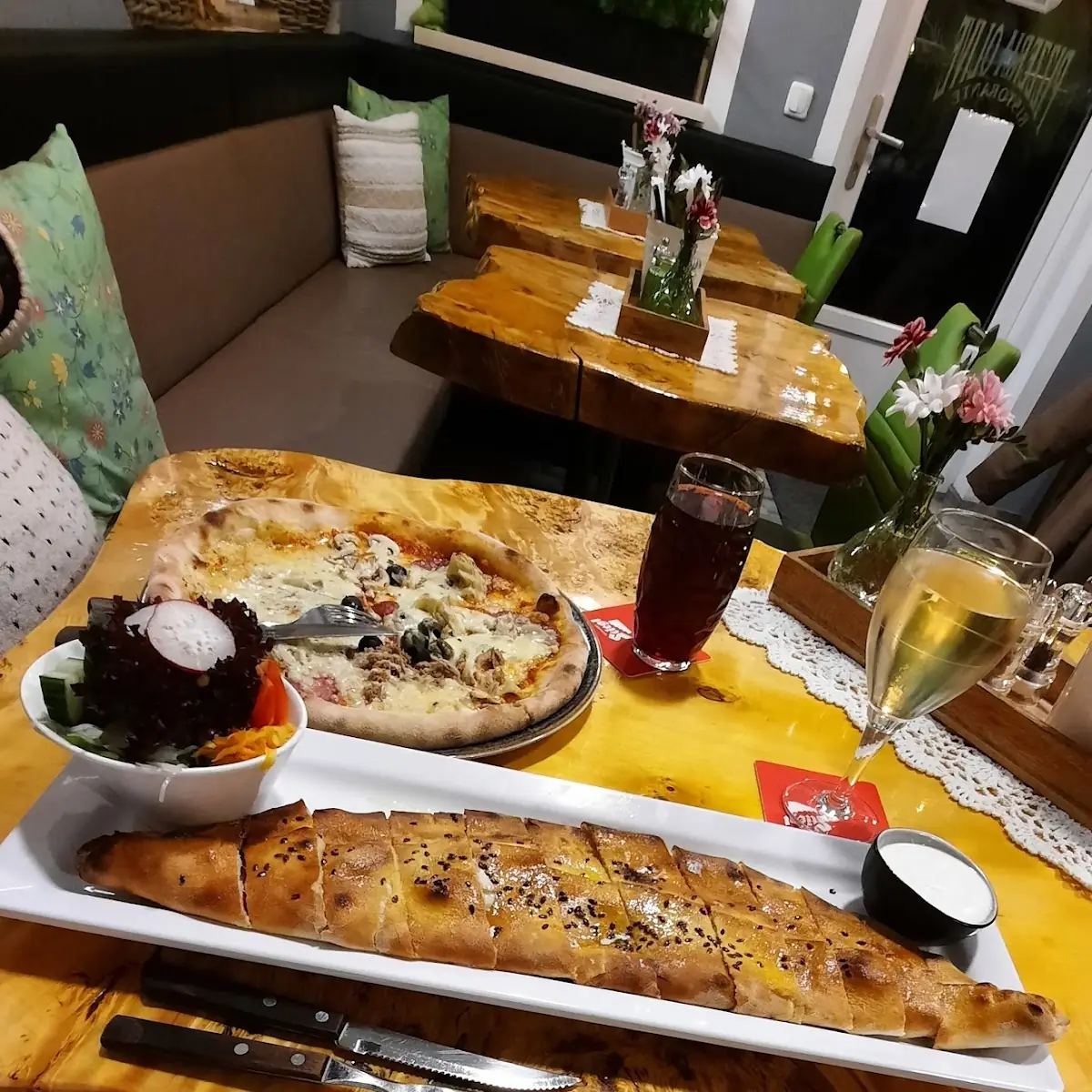 Pizza Quattro Statione Und Pide Mit Schinken